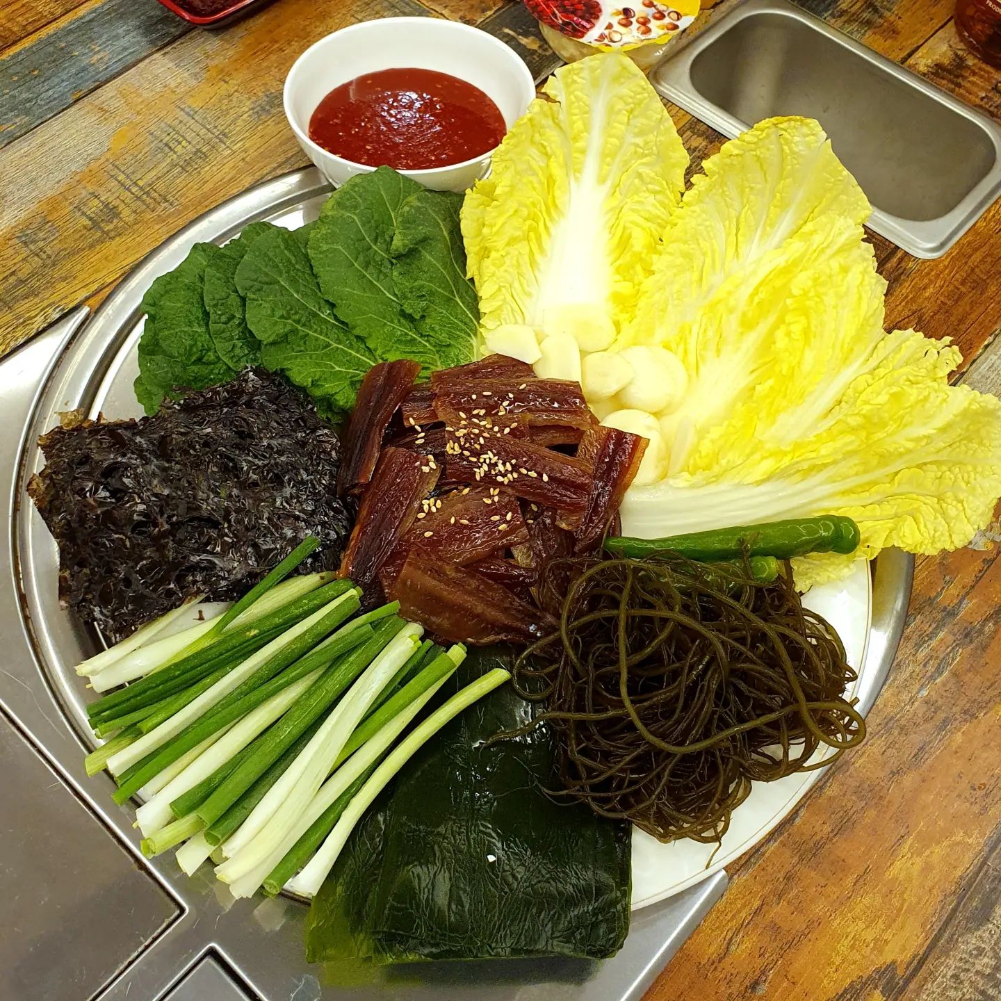 #협찬 #구룡포과메기
.
겨울엔 포항 구룡포 과메기 먹어 주야제 ㅋㅋ 별미 중에 별미 놓칠 수 없지!! 손질 과메기에 야채, 꼬시래기, 미역, 김, 쪽파, 마늘, 고추, 초장까지 과메기 친구들 하나도 빠짐없이 싸그리 집합시켜 밀키트로 만들어 놓으니 진짜 세상 편하네!! 젓가락과 내 입만 준비하면 됨 ㅋㅋ 오랫만에 소주 한 잔 하면서 과메기 삼매경~ 배추에 과메기 척~ 올려 뇸뇸~ 초장에 푹~찍어 뇸뇸~ 푸짐한 안주 한상에 술이 술술~ 냄새없고 꾸덕한 과메기에 취향저격 제대로 당해버림.. 으트케 과메기에 소주 한 잔 콜?!🤭
.
.
✔️ 가격정보
손질과메기야채세트 35,000원
* 손질과메기 10미 20쪽 + 쌈채소 + 다시마 또는 미역 + 꼬시래기 + 김 + 수제초장 
(feat. 별이네건어물)

✔️ 별이네 손질과메기
1. 구룡포 산지 생산 과메기 당일작업한 과메기라 신선도는 최상!
2. 깨끗하게 씻어서 바로 드실 수 있는 야채!
3. 감칠맛 최고의 수제 초장!
4. 처음 입문하시는 초보자부터 매니아층까지 즐기실 수 있는 부담없는 과메기!

✔️ 구매정보
별이네건어물
byeol2_stockfish
https://smartstore.naver.com/byeolene/products/7682139544
.
.
.
#포항과메기 #집들이음식 #캠핑과메기 #냄새없는과메기 #꾸덕한과메기 #포항건어물 #과메기맛집 #겨울과메기 #과메기야채세트 #포항구룡포과메기 #포항과메기맛집 #과메기택배 #야유회음식 #단체선물 #포항수산물