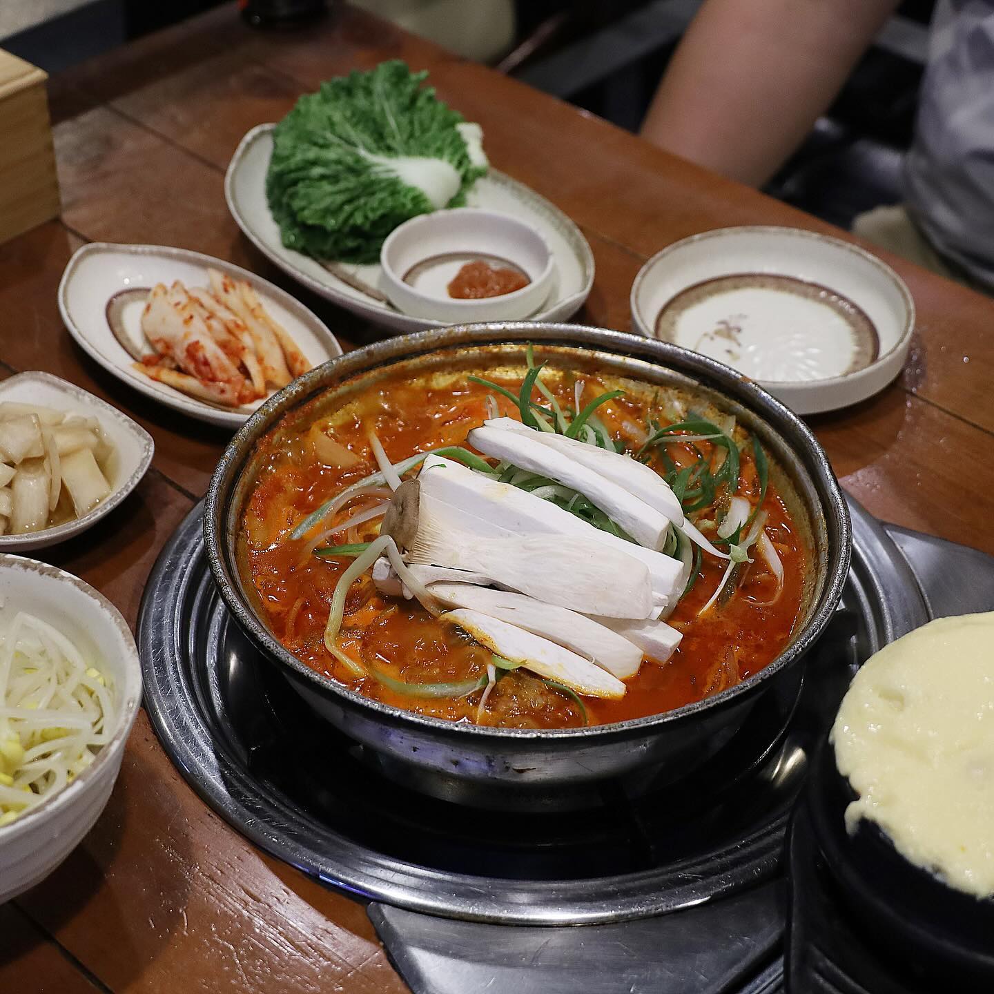 😋😋

학생 때 이후로 정말 오랜만에 먹었던 #매운갈비찜
생각보다 더 매웠지만
콩나물과 쿨피스로 중화해가며 잘 먹었당
진한 국물에 부드러운 고기, 다양한 사리들까지
다 맛있었던 #짚신매운갈비찜 zipsin082 

고기 양념에 푹 찍어 먹기만 해도 좋고
쌈 싸먹거나 계란찜이랑 같이 먹어도 맛있음
매운맛 중화시키고 싶을 땐 #쿨피스

성남동에서 둔둔한 한 끼 할 수 있는
#짚신매운갈비찜울산성남점
세트메뉴 시켜서 배터지게 잘 먹음 😌

#울산매운갈비찜 #울산성남동맛집 #울산성남동밥집
#울산성남동술집 #울산갈비찜 #울산중구맛집
#울산갈비찜맛집 #성남동맛집 #성남동갈비찜 
#성남동밥집 #울산먹방 #울산맛집 #매운갈비찜울산