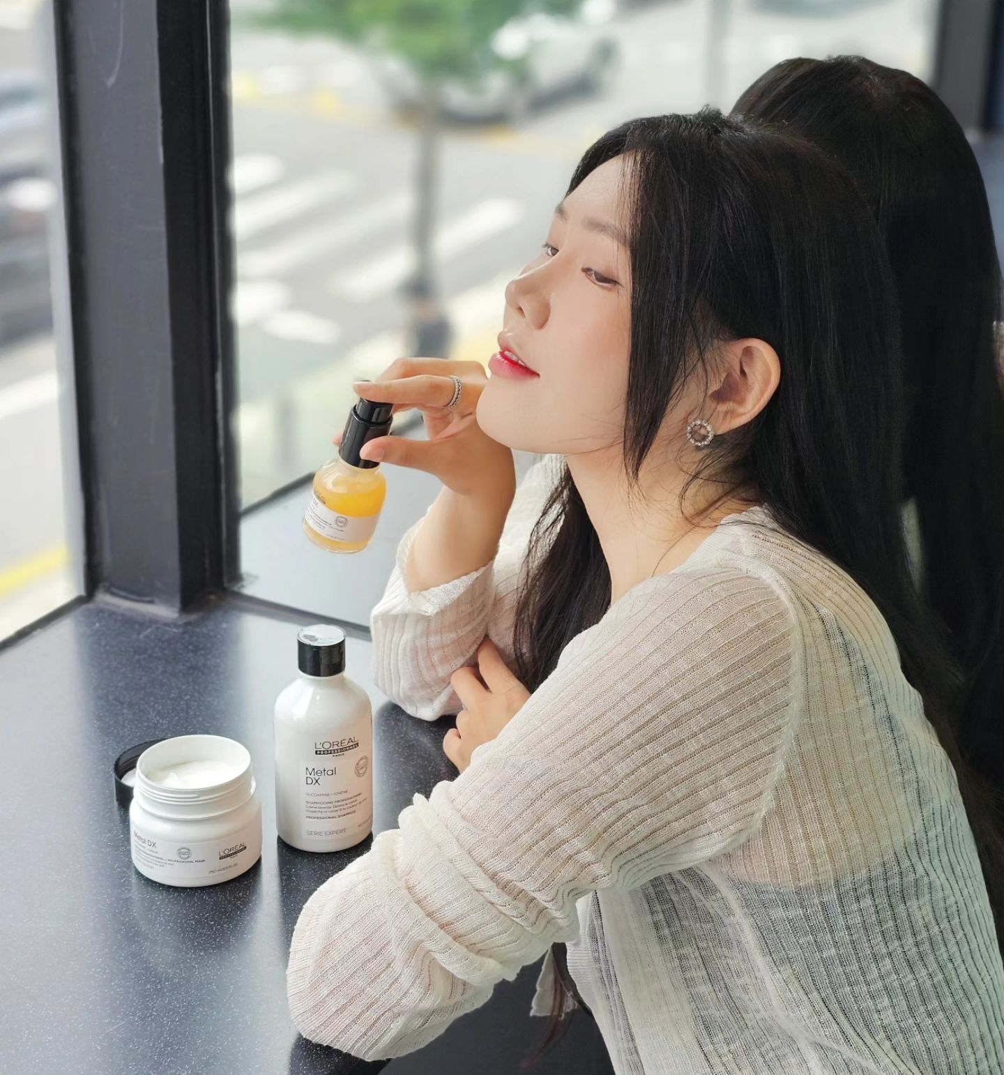 #유료광고 
#로레알프로페셔널 
lorealpro_education_korea 

세계 탑 헤어 디자이너들이
헤어 살롱에서 실제 사용하고 있는
로레알 프로페셔널 파리의 제품으로

샴푸 > 마스크 > 오일 순서대로 사용하면서 관리하면,
모알 끊어짐87%* 감소, 4주 후에도 
최대96%** 유지되는 컬러로
염색 후 지속력을 높여주니
염색모라면 필수로 사용해주시길 바라요 :D

염색모는 물론이고 손상모이신 분들도
상당히 만족하실거라 생각되는 요 라인
저는 염색모였다가 꾸준한 매직을 위해
염색을 포기한 심한 손상모인데
확실히 1회 사용만으로도 즉각적인
모발 윤기가 개선되어서 요즘 정말 잘 사용해주고 있어요

마스크를 사용하면 전과 다른 광채를
눈으로 확인할 수 있으며 오일은 열보호가
가능하여 손상케어는 물론 마무리감도 산뜻해 아주 좋아요 🤍

#메탈디엑스 #메탈디엑스오일 #메탈디엑스마스크 #메탈디엑스샴푸 #로레알프로
#로레알헤어 #로레알샴푸 #로레알헤어팩 #로레알오일 #헤어오일 #헤어에센스 #미용실샴푸 
#손상모케어 및 자율 키워

*Metal DX pre-treatment로 시술한 다음 탈색 후, Metal DX 샴푸와 마스크로 씻어 낸 모발과 대조 샴푸로만 씻어낸 탈색 모발을 각각 수차례 빗어 끊어진 모발의 양을 측정한 기기평가 결과

**염색모발에 Metal DX 샴푸+마스크+오일 28회 연속 사용 후,
염색 직후 모발과 비교한 기기평가 결과 최대 96% 선명함과 밝기 유지