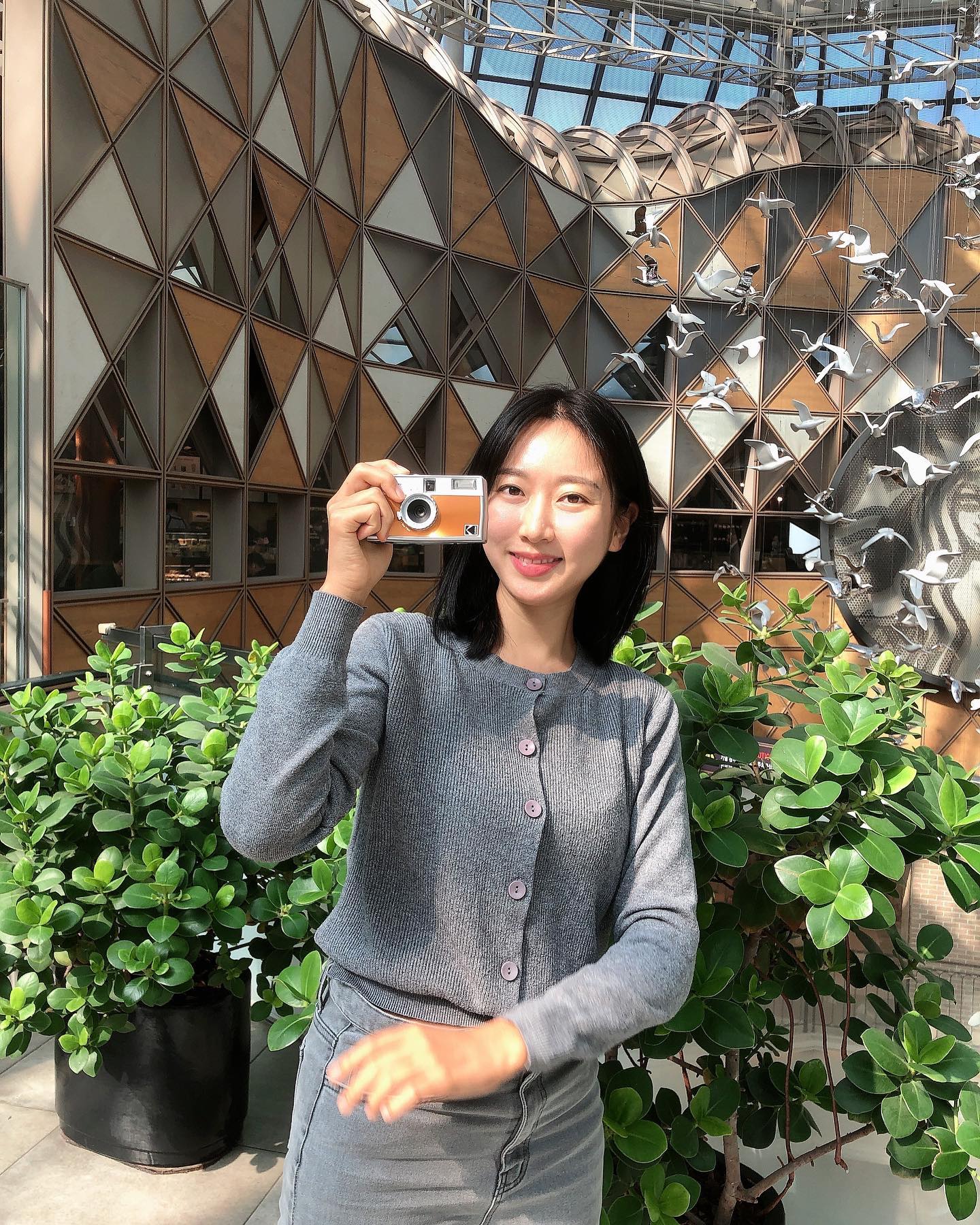 #협찬 kodak_mall 

깜찍뽀짝한 #필름카메라 📷📸
어릴 적 쓰던 필카 느낌 그대로!

✔️ 하프카메라로 36장 필름을 72장으로 쓸 수 있어서 필름값도 아낄 수 있는 #코닥필름카메라
✔️ 플라스틱 렌즈가 아닌 유리렌즈로 더 좋아진 해상도
✔️ 스타필터가 추가 되어서 반짝거리는 효과까지🧡
✔️ 가벼운 무게와 파우치 스트랩까지 제공 되어 휴대성까지🎞️

이제 어딜가든 코닥카메라와 함께😘

#코닥 #카메라 #하프카메라 #필름카메라 #h35n #20대 #kodak #다회용카메라 #코닥h35n #코닥필름 #코닥공식몰 #필름 #코닥하프카메라 #halfcamera #kodakh35n #코닥카메라 #필카 #y2k #아날로그