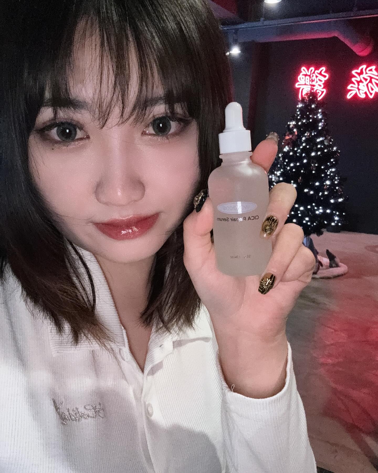 #제품협찬
wavecos.official wavecos.ad

정제수 대신 #병풀추출물 50%
병풀추출물 500,000ppm
미백 주름 2중 기능성 화장품으로 스트레스 받은 피부의 진정과 컨디션 케어를 돕는 진정 세럼!!
민감피부도 순하게 케어 가능💚

안심하고 쓸 수 있는 착한 성분으로
늘 믿고 쓰는 웨이브코스💕
⠀
웨이브코스에서 시카 리페어 세럼이 새로 나왔어요

요즘같이 건조해지는 겨울철에 외부자극이나
마스크로 인해 자극받은 피부에는 진정이 필수💚

급 민감해진 피부는 웨이브코스로 빠르게 진정시키세요 🤗
⠀
#웨이브코스 #wavecos #시카리페어세럼 #시카리페어 #진정세럼