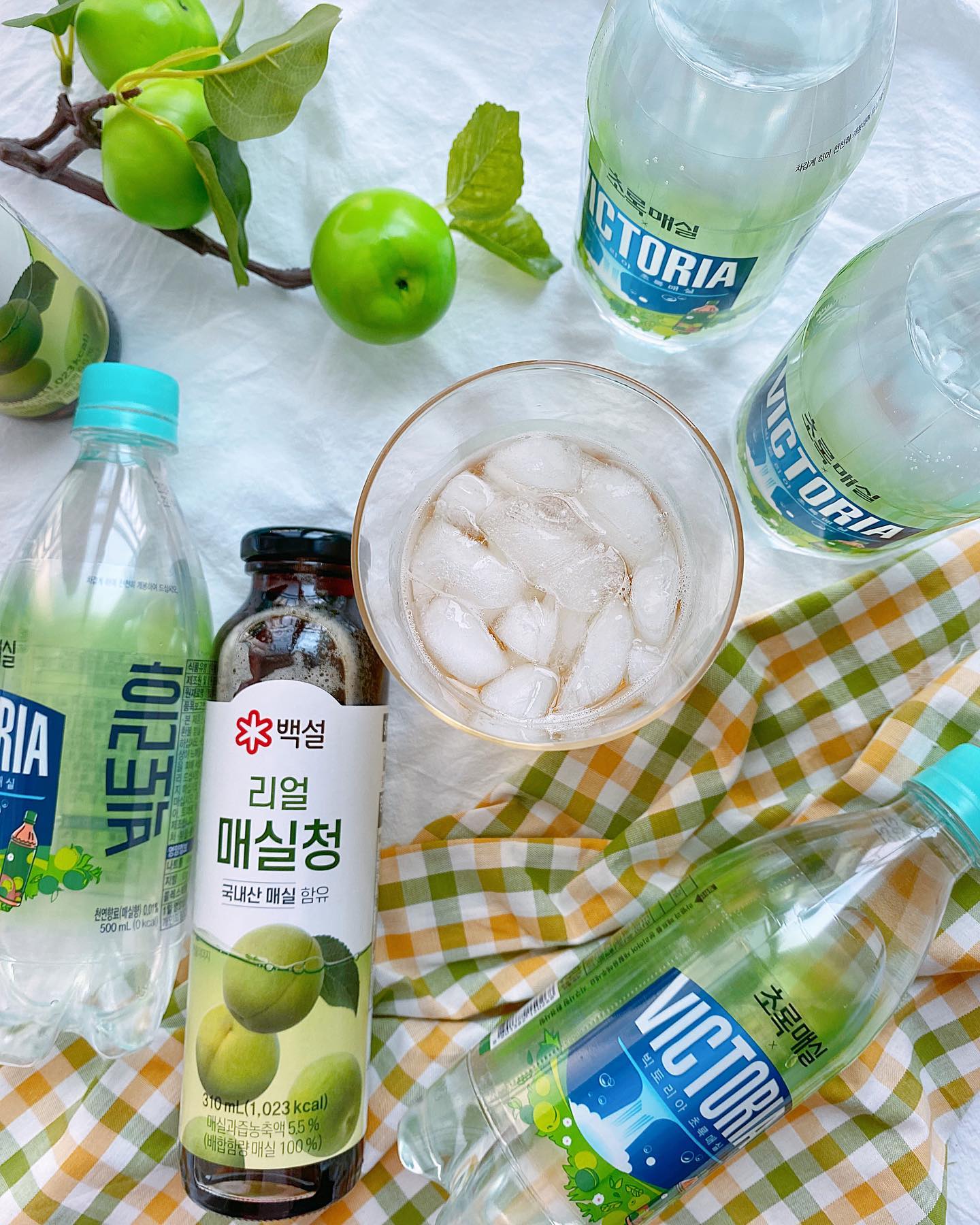 #제품제공 💚 빅토리아 초록매실 & 백설 리얼 매실청

대한민국 1등 매실음료와 강한 탄산의 짜릿한 만남!
✨빅토리아 초록매실✨과 함께 짜릿함 업업 💚

다양한 맛의 탄산수로 인기있는 빅토리아와 ‘널 깨물어주고 싶어’ 의 초록매실의 콜라보레이션 👏🏻👏🏻👏🏻

빅토리아 탄산수는 강한 탄산과 진한 향이 있어서 너무 좋아하는데요! 
여기에 초록매실의 상큼함이 더해져서 상큼함 완전 최고 포텐 🥳🥳

✨백설 리얼 매실청✨ 으로 달콤함을 좀 더 더해볼게요
매실맛 제대로 살린 이름 그대로 “리얼” 매실청 💚

❌ 수크랄로스, 아스파탐, 식용황색소 를 넣지 않고
⭕️ 국내산 매실을 이용해 새콤달콤한 맛 그대로

매실청은 요리에 사용할 때도 많은데 냉장고에 쏙 들어가는 크기라 냉장보관 해두고 요리할 때마다 꺼내쓰기 좋쥬 😆

빅토리아 초록매실 에 백설 리얼 매실청을 더해 매실력 MAX! 상큼함 가득한 초간단 매실 에이드로 가을을 맞이해 볼까요? 💚

woongjinfood 
#빅토리아 #빅토리아탄산수 #빅토리아X초록매실 #초록매실 #초록매실탄산수 #백설 #리얼매실청 #백설매실청 #매실에이드 #매실음료 #간단홈카페 #이벤트 #체험단 #탄산수