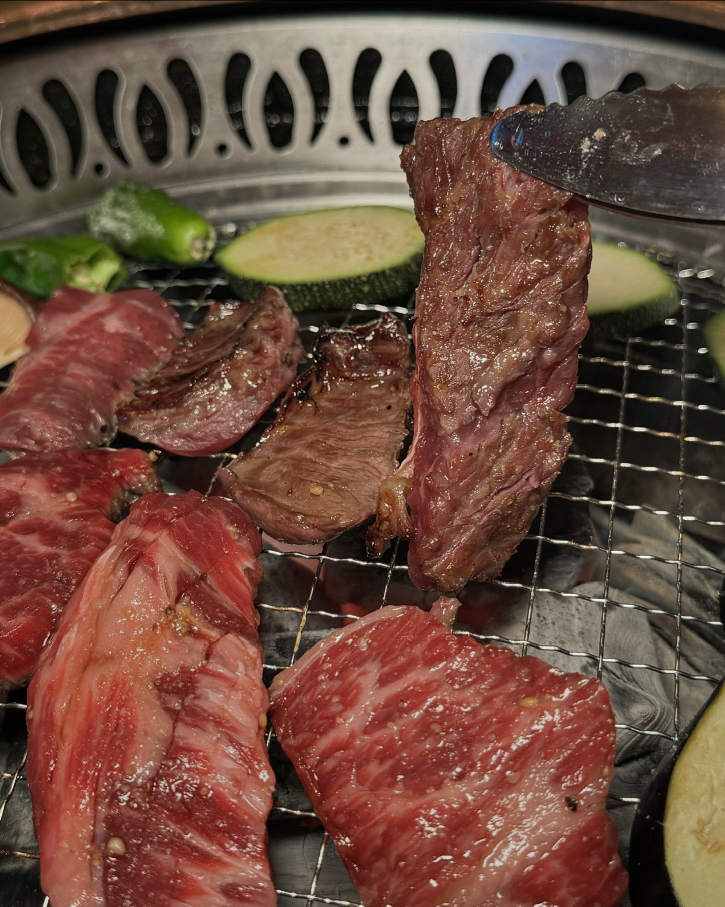 나만 몰랐던 일본보다 더 정통의 야끼니꾸 맛집

한국에서 찾기 힘든 야끼니꾸, 우설, 특수부위를 
접할 수 있는 아카사카 크라부 성수동 본점입니다.

테이블과 바 좌석이 모두 있어 데이트, 모임에도
좋고 음식과 일본 술 페어링까지 가능하다니🥹

사케와 야끼니꾸의 가격 장벽은 낮추고 
힙한❤️분위기까지.. 다른 맛집과 거리가 있지만 
성수 오면 한번은 가야할 먹사원 추천 맛집❗️

〽️야끼니꾸 3종 (56,000)
치마살, 갈비살, 늑간살 3종과 함께 가지, 호박, 
버섯, 꽈리고추가 같이 나와 푸짐한 세트인데요 😄
고기 퀄리티가 너무 좋아서 진짜 빛이 날 정도에요..

덜 익었는데도 부드럽게 잘리는 게 한우 보다 더 
부드러워 꼭 시켜야하는 대박 메뉴에요🩷

〽️ 미소 듀록오겹살 (15,000)
얇은 오겹살인데 어떻게 이런 육즙이 나오죠?? 
냉동 퀄리티가 이렇게 좋을 수가… 양념도 맛있어요

〽️닭목살 (9,900)
아직 배가 안찼다면 꼭 시켜야할 소량의 닭목살
생각보다 덜 꼬들거리고 부드러워서 너무 좋았는데
마늘+후추 간이 레전드😍

#아카사카크라부성수본점
✔️ 서울 성동구 성수일로12길 14 1층
⏱️월-금 16:30~23:00
  토 15:00~23:00
  일 15:00~22:00

#먹플루언서4기 #협찬 #성수동맛집 #성수동고기집 #성수동술집 #야끼니꾸 #일식맛집 #성수일식 #성수맛집추천  #건대맛집 #건대맛집추천 #성수동데이트 #성수동데이트코스 #성수동데이트장소