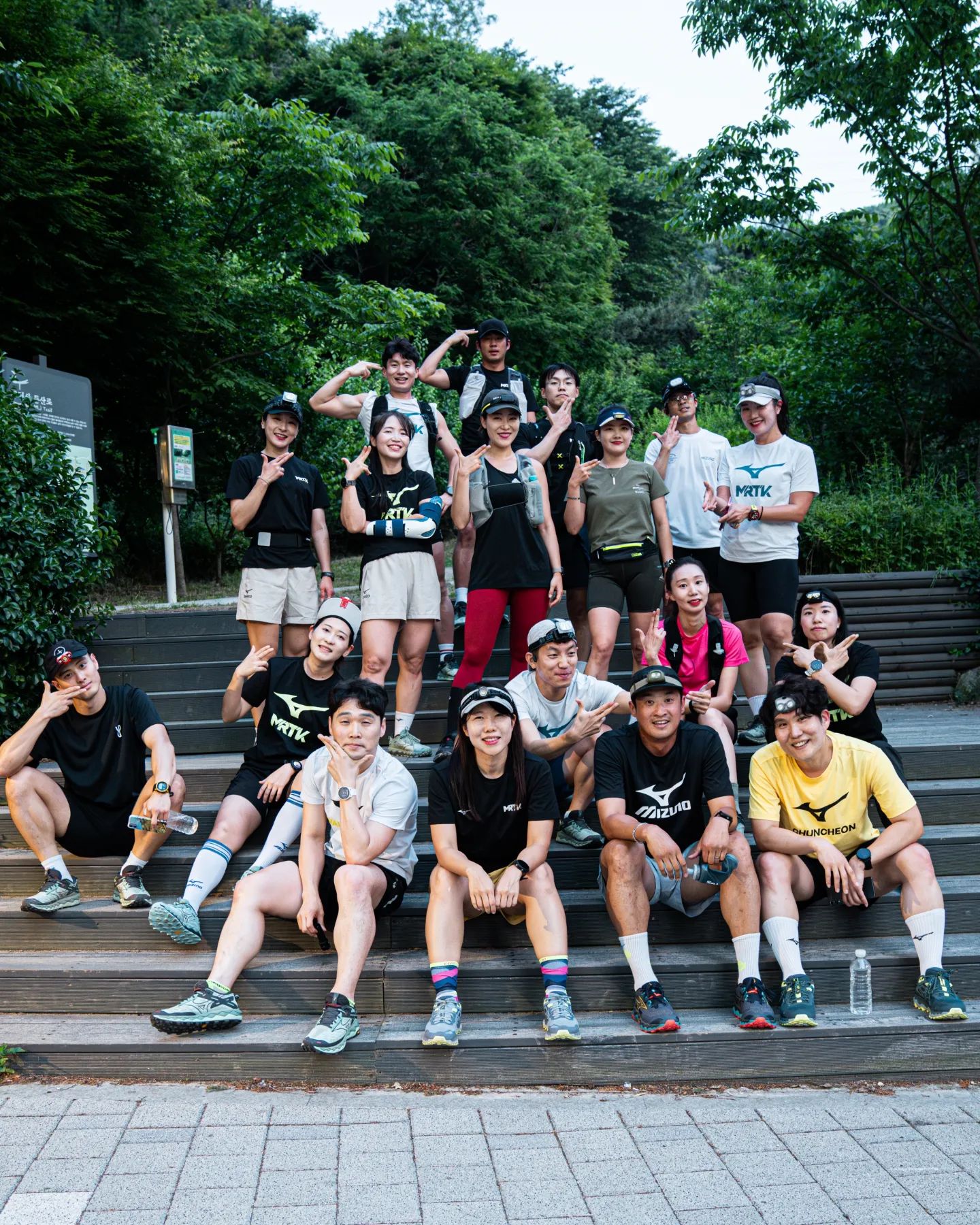 #우면산 야간 트레일러닝
다같이 뛰어노니 신나~ 재밌으~

서신하마때 발톱부상으로 올라갈땐 후미조로 출발했지만 내려올땐 선두로 내달리는 내리막광...

부상조심~

📸 hdongstar #효동랜드

#MRTK
#MRTKOREA
#미즈노러닝팀코리아 

👟👕 mizunokr 
#미즈노러닝 #웨이브무진10 #wavemujin10 #wavemujinX
leste_sports #남자레깅스
.
#오늘은운동함 #오늘은트레일러닝함 
#꾸준함이답이다