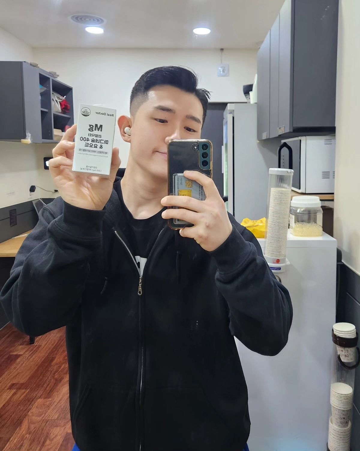 #협찬

realdoctor_official
마그네슘 400 & 요오드 제품을 보내주셨습니다.

✅️특장점
- 활력, 에너지보충, 항산화, 뼈 건강 복합기능성 제품인 점
- 독일산 산화마그네슘을 400mg 함유한 점
- 프리미엄 원료인 미국산 요오드를 사용하였으며, 1일 영양성분기준치 대비 100% 함유하고 있는 점
- 갑상선 호르몬 합성, 에너지 생성, 신경 발달 등에 도움을 줄 수 있는 점
- 8종 복합기능성 건강기능식품으로 1일 영양성분기준치를 100%로 가득 채운 점
- 다양하게 엄선한 부원료를 함유한 점
- 활력을 위한 빈틈없는 조화로 건강에 도움을 줄 수 있는 점
- 식품의약품안전처 GMP 인증 받은 공장에서 품질관리가 이루어지고 있어 안심하고 섭취할 수 있는 점
- 식품의약품안전처에서 기능성을 인정 받은 건강기능식품으로 믿고 섭취할 수 있는 점

Ps.요오드 효능으로 갑상선건강에 도움을 주고 방사선으로부터 우리 몸을 보호하며, 감염을 치료 하는데 도움을 주고 , 탈모예방 , 심혈관 건강 등에 도움을 준다니 꼭 먹어야겠습니다.

ㆍ
ㆍ
ㆍ

#리얼닥터 #마그네슘비타민 #마그네슘추천 #마그네슘권장량 #마그네슘하루권장량 #요오드 #건기식 #건강기능식품 #마그네슘비타민D