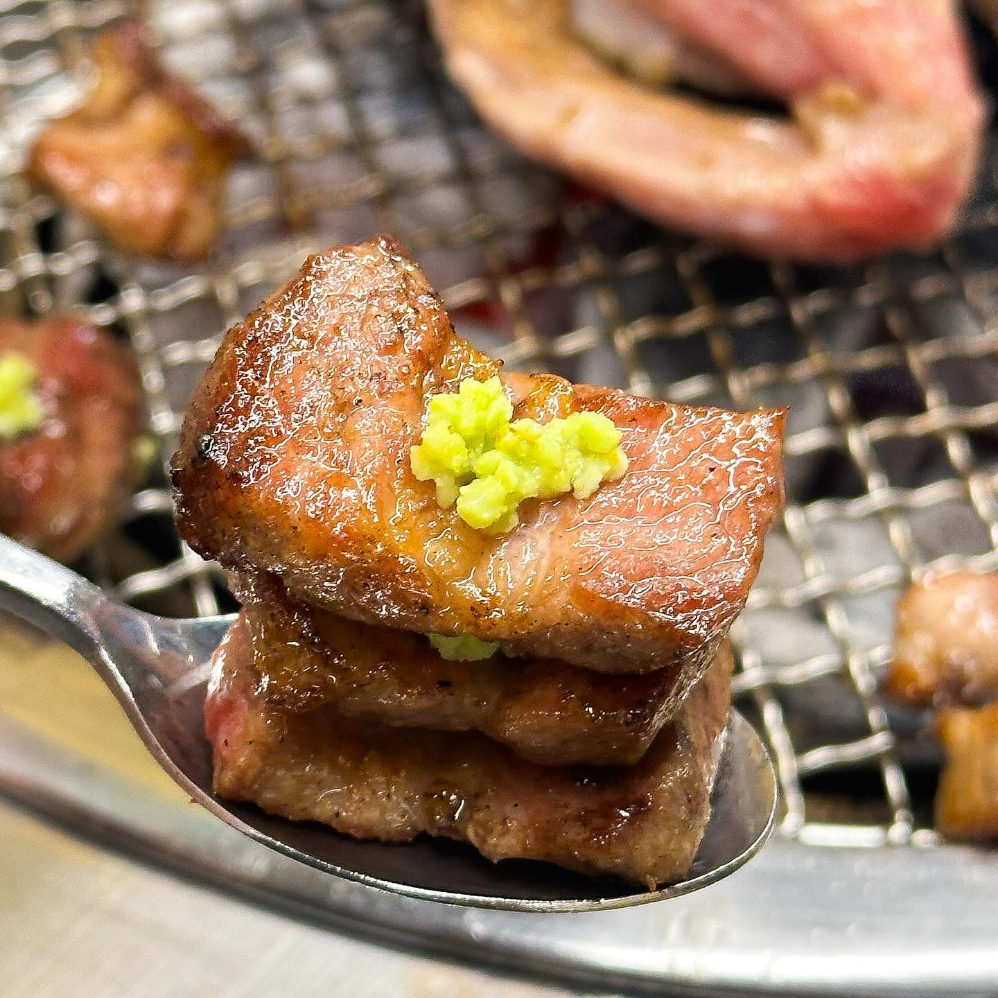 🥩[#두건쓴형제] - 일 끝나고 당장 달려가고 싶은 고깃집 비결 3가지

1️⃣ 고기 두께 미침
이베리코 고기를 이렇게 두툼하게 먹을 수 있나? 싶을정도로 고기 두께가 어마어마해서 육즙이 아주 대박입니다

2️⃣ 다 구워주는 고깃집 
두꺼운 고기를 먹기 좋게 다 구워주셔서 아주 맛있게 정말 편하게 고기를 먹을 수 있는 곳이에요 

3️⃣ 노포 가능한 곳 
저녁에는 선선한 날씨인 요즘 야외에서 시원한 바람을 맞으면서 고기를 먹을 수 있는 곳이에요 

💲메뉴 및 가격:
-이베리코 꽃목살 : 10,000원
-B.D 삼겹살 : 10,000원 

📍위치:
경남 김해시 외동 1259-4

⏰영업시간:
매일 16:00 - 06:00

☎️예약 및 문의:
0507-1490-8280

#김해맛집 #부산근교맛집 #부산맛집 #맛집추천 #김해맛집추천 #먹팔 #김해고깃집 #내외동맛집 #외동맛집 #연지공원 #연지공원맛집 #김해노포맛집 #삼겹살 #목살 #먹스타그램 #여행스타그램 #맛집추천 #맛집리뷰