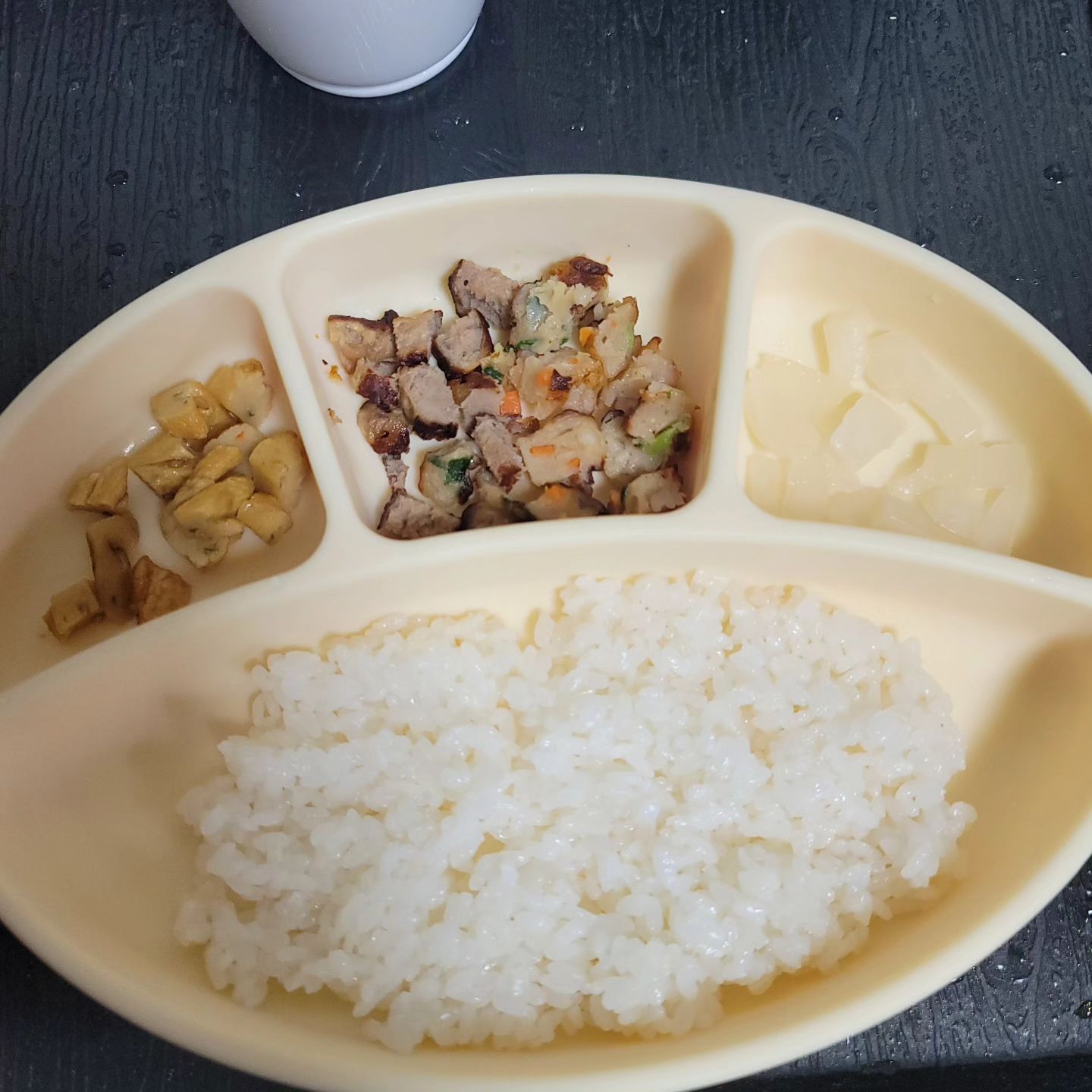 매번 진심인 아가씨 밥차리기😏
이유식 첫시작인 미음부터 일반식까지 내 손으로 다 해먹인 이 뿌듯함😎

#육아밥상일기 #아기밥상 #유아식단 #아기일반식식단📝
#흡착식판 #블루마마식판 #모두아이흡착식판 
#육아소통해요 #육아맘소통🙆 #육아일기👶🍼