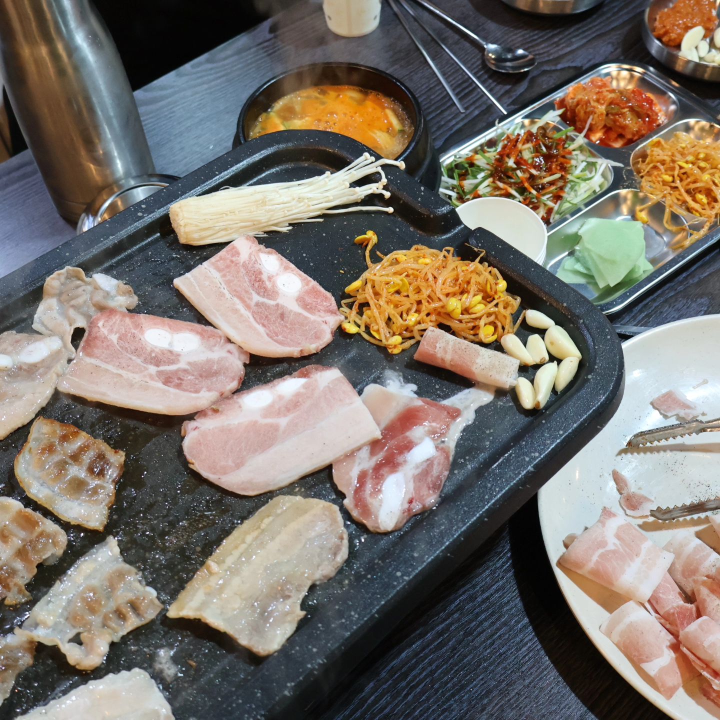 #협찬 ⭐️반월호랭이대패집

고기도 저렴, 술도 저렴한 가성비 뛰어난
인천 만수동 대패집 발견했어요~

요즘 이 가격대로 배부르고 맛있게 먹을 수 있는 곳
찾기가 힘든데 여긴 완전 단골 예약이라는!

💯호랭이 냉삼(150g) 6,900원
💯호랭이 대패(100g) 4,500원
💯소주/맥주 4,000원

가격이 저렴해서 고기 질은 별로 기대 안 했는데
잡내 하나 없고 질기지도 않고 너무 맛있었어요.

제가 밖에 나가서 사 먹어본 대패, 냉삼 중에 최고!

금방 익으니까 빨리빨리 구워서 먹을 수 있어서
집게랑 젓가락이 아주 바빴네요 ㅎㅎ

셀프 바에 냉삼, 대패랑 너무나도 잘 어울리는
신선한 채소, 맛있는 반찬들이 있어서 먹을 만큼
가져다가 먹을 수 있으니 눈치 볼 필요 NO NO~

매장도 완전 깔끔하고 사장님, 직원분들 모두
친절하셔서 기분 좋게 식사하고 올 수 있었고요.

된장찌개랑 계란찜도 맛있었는데 고기 열심히
뿌시느라 볶음밥, 냉면 못 먹고 온 게 너무 아쉬워서
조만간 또 출동해서 술도 한잔하고 올 거예요!!!

👍반월호랭이대패집
✔️주소 : 인천 남동구 하촌로60번길 3
✔️영업시간 : 평일 16:00 - 24:00 / 주말 15:00 - 24:00 / 라스트오더 23:00
✔️전화번호 : 0507-1379-6885

#만수동대패 #만수동삼겹살 #만수동고기 #만수동냉삼 #반월호랭이대패집 #리뷰노트 #인천만수동맛집 #만수동맛집 #만수역맛집 #만수동고기집 #만수동고깃집 #만수동삼겹살맛집 #만수동냉삼맛집 #만수동대패맛집 #만수동회식 #만수동모임