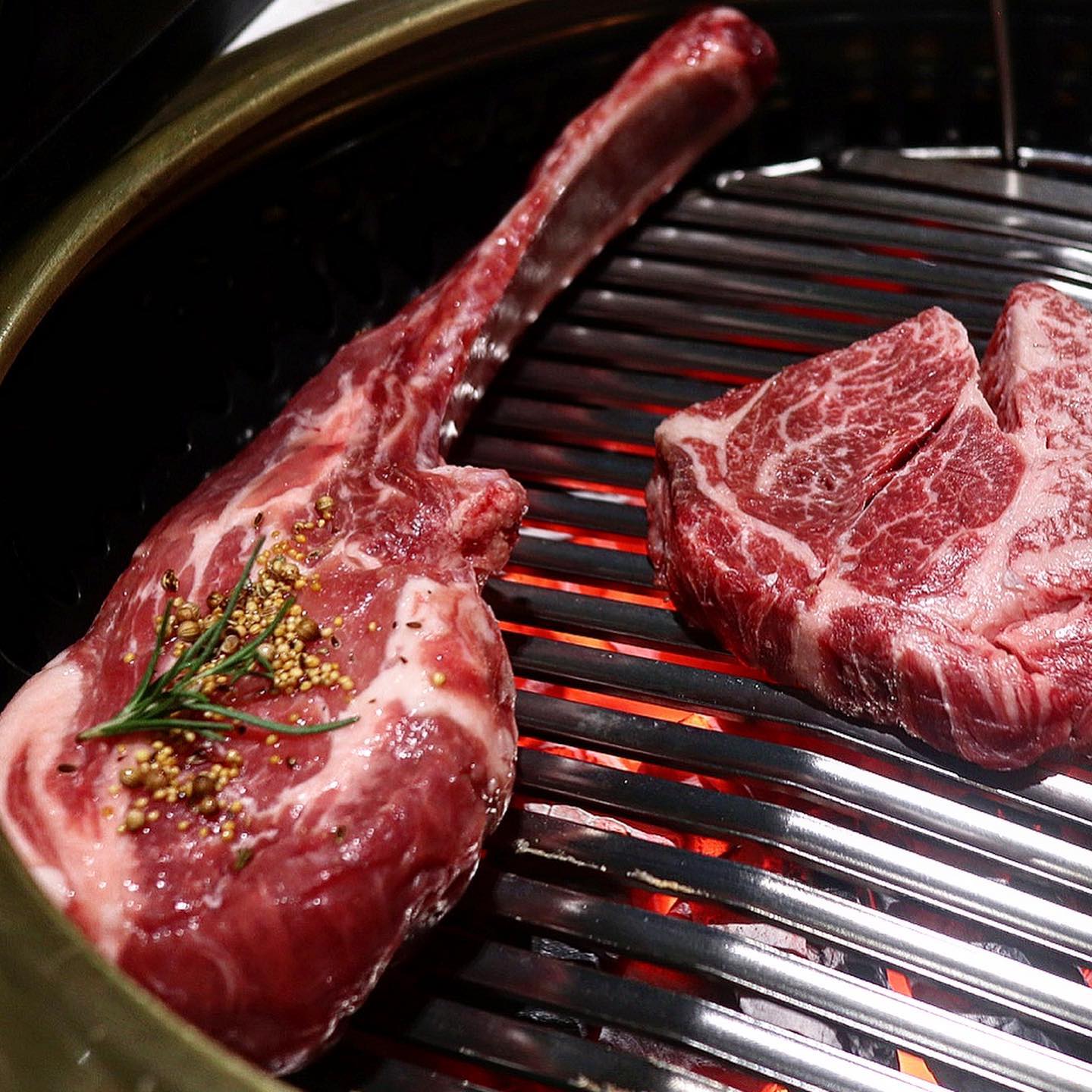 최고급 소,양,돼지를 한곳에서⁉️
#강남역맛집 #육가온 

소, 양, 돼지고기 중 어떤걸 제일 좋아하세요?
소는 여기 돼지는 여기 나눠갈 필요 없는집 발견❗️

세~상 고급스러운 인테리어에서 
처음부터 끝까지 구워주는 집이라
#회식장소 #모임장소 뿐만아니라
결혼식 뒷풀이나 상견례로도 좋답니다😆

특히 제가 먹은 스페셜 모둠 세트 B는
한우++ 꽃등심, 돼지 숄더랙, 양 숄더랙 구성으로
꽃등심은역시 투쁠,, 겉바속촉으로 녹아버리고😳
같이 나온 제주멜조림과 함께먹으면 일품인
돼지고기 숄더랙은 육즙 팡팡 씹는 식감 대박✨
오래되면 질겨져서 바로 입으로 숨기기 시전

마지막으로 누린내 1도 없는 부드러운 양숄더랙은 
양꼬치 소스 콕찍어으면 세상 부드러워버리기👊
숙성고에 168시간 숙성해서 그런지
고기가 전부 세상 부드럽고 깔끔하더라구요😆

기본 반찬 장아찌와 물김치 그리고 생와사비, 
홀그레인 머스타드, 소금 김치 파절이 쌈무 중
대박은 명동교자 마늘김치 느낌이라 대존맛탱⭐️⭐️

서비스로 주신 소고기무굿가지 빠짐없이 맛있어
#강남역점심 메뉴로 인기가 많을만 하고만🤤
🎁거기에 정육 선물 포장 할인도 하고 있어
#명절선물 로도 #밀키트 로 #캠핑요리 로도 추천해요🤍

📌육가온
⏰월~금 11:00 - 22:00
(15:00 - 17:00 브레이크타임 21:00 라스트오더)
토 11:00 - 22:00 (21:00 라스트오더)
-매주 일요일 정기휴무
📍서울 강남구 강남대로 374 케이스퀘어강남2 지하1층
📞0507-1449-8262
⭕️단체석, 주차, 예약
🚉강남역 3번 출구 도보 6분
🏷️스페셜 모둠 세트 B 117,000원
(한우++ 꽃등심 150g, 
양 숄더랙 250g, 
SGP 숄더랙 380g)

#블로그협찬 #강남역데이트 #강남역핫플 #강남역고기집 #강남맛집 #강남고기집 #강남역회식장소 #맛스타그램 #먹스타 #먹팔 #먹방스타그램 #냥꾸먹방🍴