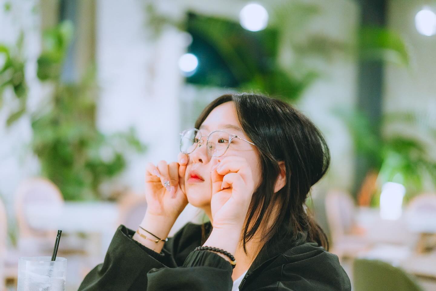 안경 올리는 중 입니다 귀여운 척 아님
