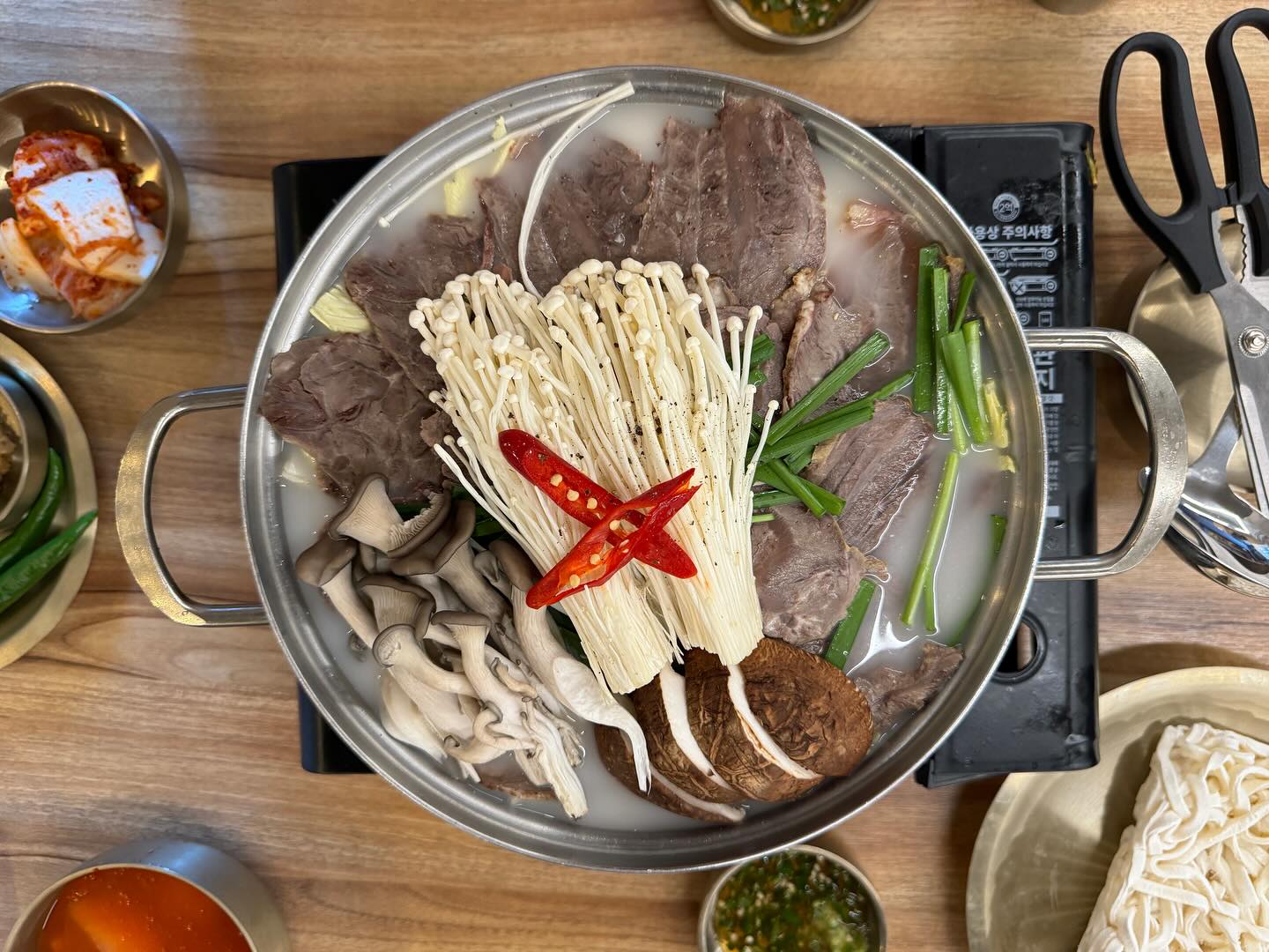 #❤ .
서울에서 그리는 제주향수🍽

🍲제주미향해장 공릉점🍲
 📍서울 노원구 동일로178길 19-38 101호, 103호
 ⏰매일 06:00 ~ 22:00 (21:00 라스트오더)
 📞0507-1375-8984
 🏠jejumihyang_gongneung
 ✔단체 이용 가능, 포장, 배달, 예약, 무선 인터넷, 남/녀 화장실 구분, 출입구 휠체어 이용가능

📋MENU📋
 명품 아롱사태 전골 기본 38,000₩
 면사리 추가 3,000₩

 제주 여행 후 제주에 완전 빠져버린 뒤로 제주와 관련된 음식을 많이 먹고 있는데 그 중 만족스러웠던 동네 맛집🧐

 음식을 맛보기 전 테이블마다 있던 날달걀부터, 경찰 군인 소방관 할인까지 센스가 너무 좋았다👍👍

 다양한 국밥메뉴를 뒤로 한 채 주문한 아롱사태 전골의 진~한 육수가 술을 술술 불렀는데, 기본으로 제공되는 막걸리까지 곁들이니 천국이 따로 없는 기분😇
 마지막에 면사리 추가까지 하니 든든함에 행복이 차오를 수 밖에 없었다💕
.
.
.
.
.
#맛스타그램 #맛집스타그램 #먹스타 #먹팔맞팔 #사진 #제주미향해장 #공릉맛집 #공릉동맛집 #공릉역맛집 #태릉입구맛집 #태릉맛집 #공릉해장 #공릉해장국 #공릉동해장국맛집 #아롱사태 #아롱사태맛집 #공릉데이트 #공릉데이트코스 #공릉맛집추천 #공릉동맛집추천 #공릉역맛집추천 #태릉입구역맛집추천 #공릉제주미향해장 #제주해장국 #제주미향해장공릉점 #전골맛집 #맛집추천 #🍽️ 

#ezc_맛집_한식
