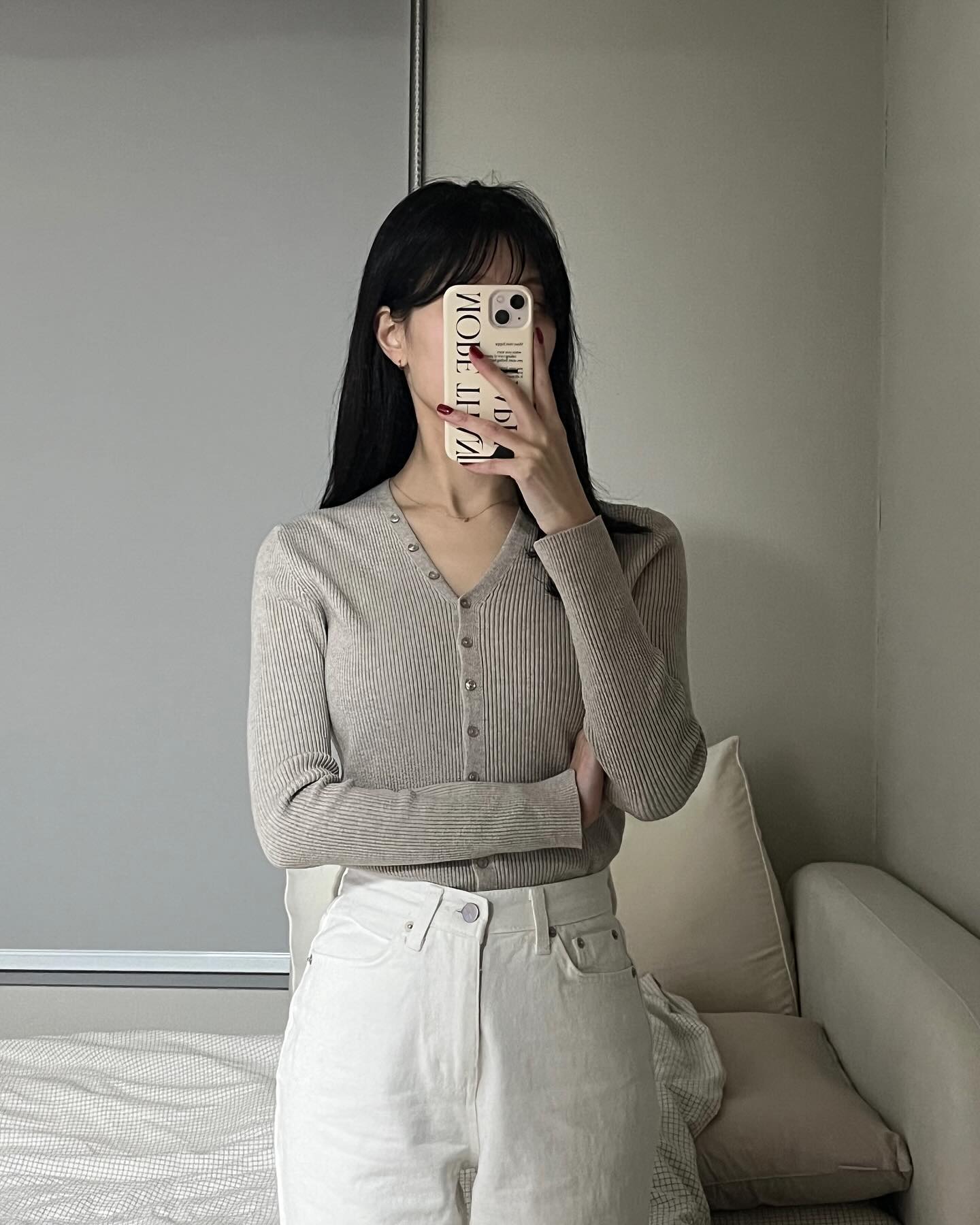 내 최애 아이스 페퍼민트티에 샷추가 마시면서 
금요일 야근~! 😇
민트초코 좋아하시는 분들 페퍼민트 샷추가 꼭 드셔보세요 !
첫맛은 커피인데 끝맛은 민트예요 🌿
⠀
🤍 outer : marieclaire.korea 
🤍 top : nicknicole_official 
🤍 bottom : with.hawa 품절
⠀