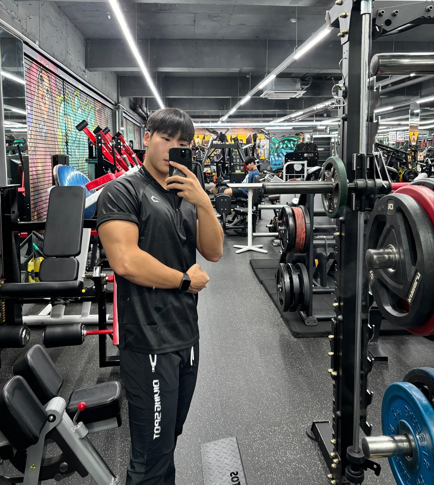 #광고 
추석맞이 +3kg 준비 완료..🐷
.
.
너무 오랜만에 피드를 올리네요
개강하고 학교생활과 Pt 수업을 병행하며 지내고 있습니다🫡

물론 운동도 열심히 하고 있으니까 
저 잊어버리시면 속상해요..🥹
.
.
#운동복 
항상 예쁜 운동복 지원해 주시는 다이빙스팟 감사합니다

👕DIVINGSPOT - 에어로서킷 반집업 블랙

👖DIVINGSPOT - 크로스오버 우븐조거 블랙
.
.
#다이빙스팟
divingspot_korea 

이제 오늘부터 추석 연휴 시작이니 
맛있는 거 많이 드시고 풍성한 한가위 보내세요~!😍

-

#스포츠모델 #가슴운동 #짐웨어 #다이빙스팟엠버서더