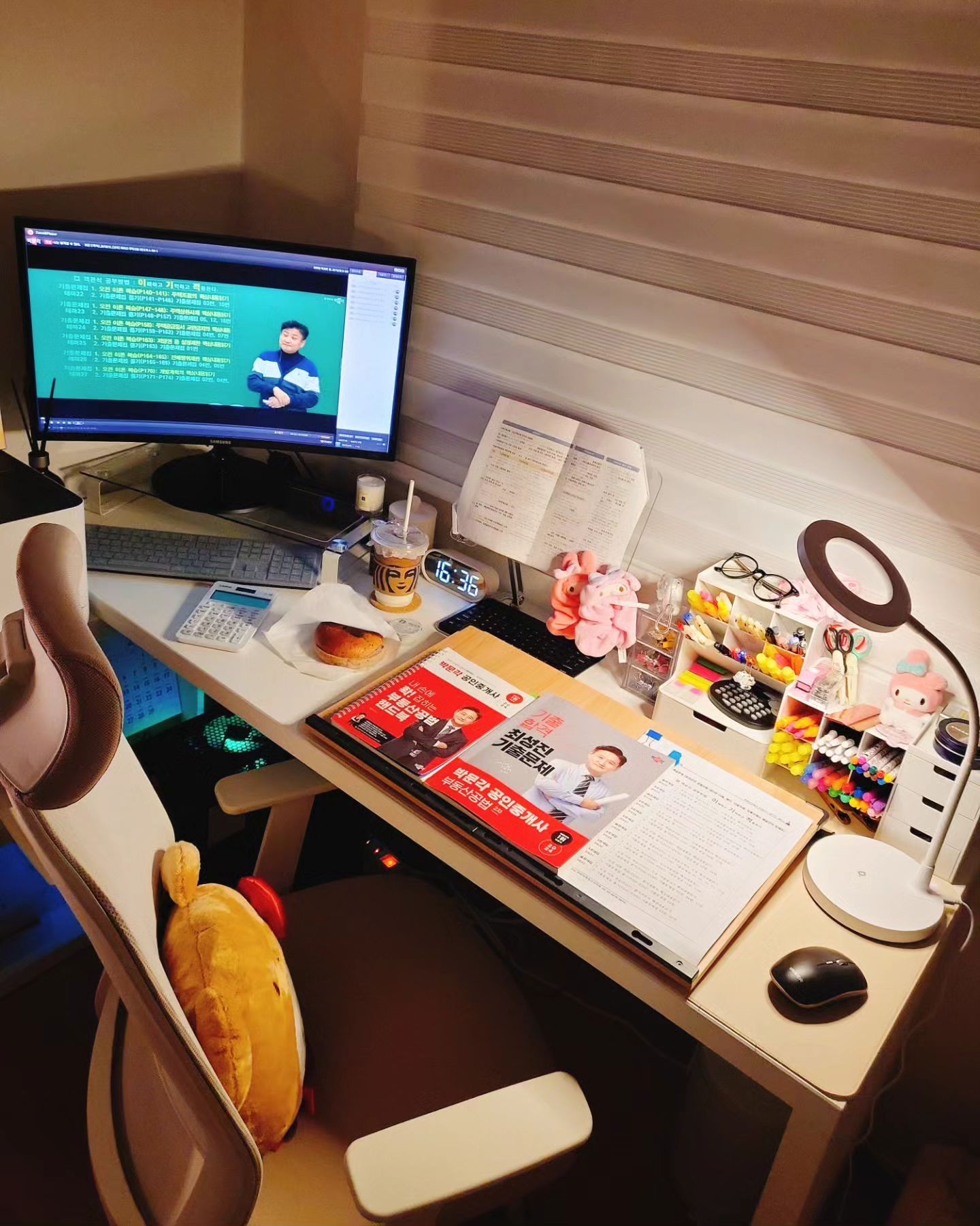 -
📚

2023.02/23 공법 📌

동차 합격 가즈아 🙏🏻

.

목요일 공법데이였는데
급 머리하러 가는 바람에.. 😅😅
금욜로 대체!!
어제 알코올의 여파로 힘들긴 했지만
밀리면 안 되기에 정신 줄 부여잡고 함 😂😂

인강 ✔️, 익힘 ✔️

🍚
점심은 패슈
저녁은 쭈꾸밍
-
#공인중개사
#공인중개사공부
#공인중개사시험
#공인중개사공부기록 
#박문각
#박문각공인중개사
#35회공인중개사 
#35회공인중개사동차
#공부기록 
#공법
#공법공부
#박문각최성진
#공법최성진