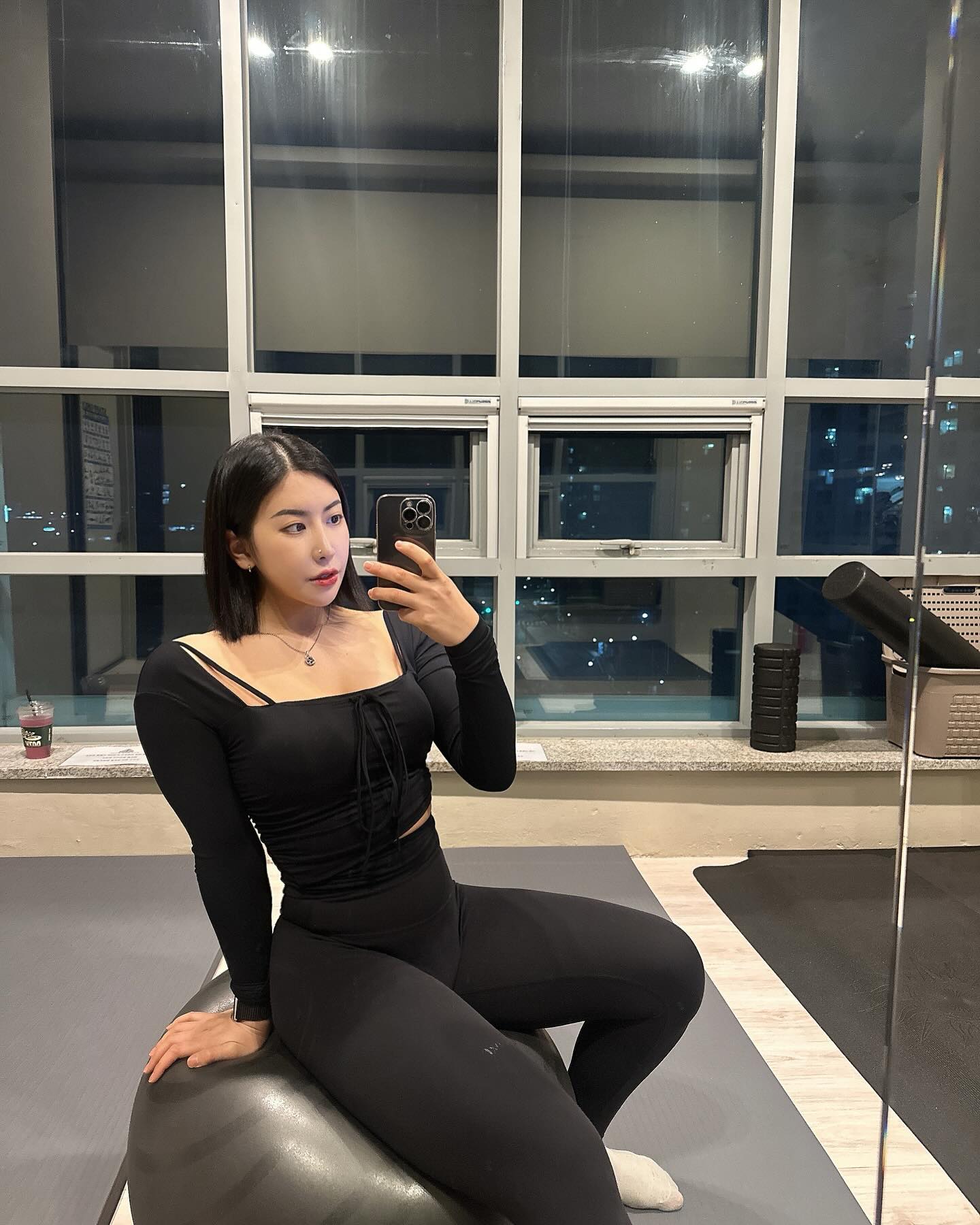 결정 못하겠으니까 골라줘봐바...

앞묶 vs 뒤묶

앞으로 묶으면 여성스러운 느낌이고
뒤로 묶으면 더 힙해보이는 데...🤔
아무래도 힙이 더 내 스타일이긴 함 ㅎㅎ

상의 한개로 두가지 스타일을 낼 수 있음 👍🏽
아직 둔두니지만 옷도 편하게 몸에 챡 감기고
아래 절개라인이 배를 가려주지만
살짝 비추면서 답답해보이지 않도록 해주지

사복같은 운동복이 바로 이런 거 🖤
센터에서만 입기 너무 아까워서 날씨 풀리면 사복으로 입어야겠다

#협찬
#그란데라인
#grandeline 
#라인은그란데라인
