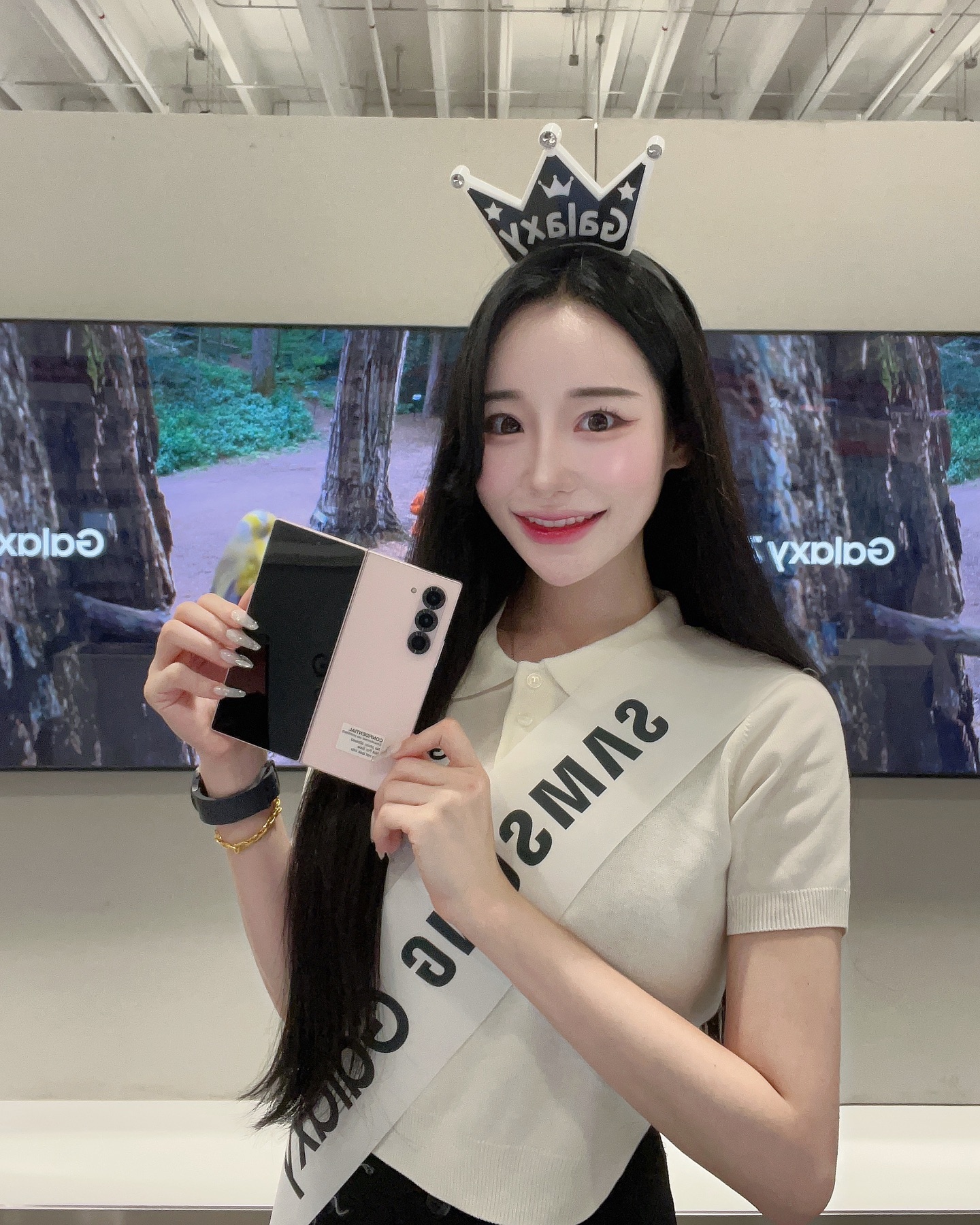 플립5, S24 거쳐서 이번엔 폴드6 ✨
늘 회사에서 주시는 폰으로 갤럭시의 매력에 빠지는 중 .. 💖
응대할 때 보여드릴 S펜 케이스까지 결제 완료 ✨
이번 폴더블 6 시리즈부터 워치, 버즈까지 너무 영롱해 🫧
폴드6 핑크 레전드 🎀💖

#삼성전자 #갤럭시큐레이터 #galaxy #zflip6 #zfold6