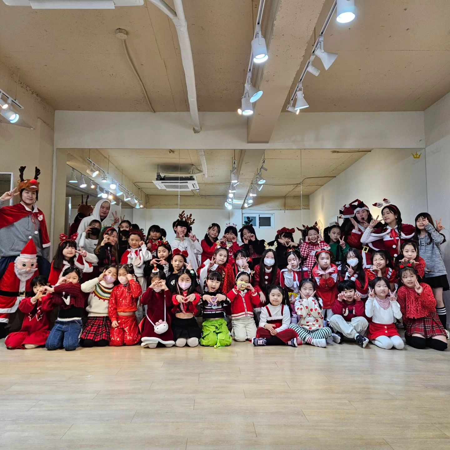 2023년 조금 늦은 크리스마스 파뤼♡
아이들이 너무 좋아하는 웃는아이에서~
16기 웃는아이시범단 반별로 댄쑤배틀도~  맛난 간식들도 다 너무 햄볶는~~
요런것이 웃는아이 클라쓰~~😊😊😊
웃는아이가 웃는아이했다며🤭🤭🤭
그 와중에 우리 1호는 언제 낀건지 ㅋㅋㅋㅋ
새해에 건강한 모습으로 만나요💕💕💕

#웃는아이 #웃는아이시범단 #16기웃는아이시범단 #메리크리스마스 #지루할틈이없는 #너무좋았던 #너무많이먹어서 #댄스배틀힘들었다고 #공연때는잘하자 #공연한달도안남음