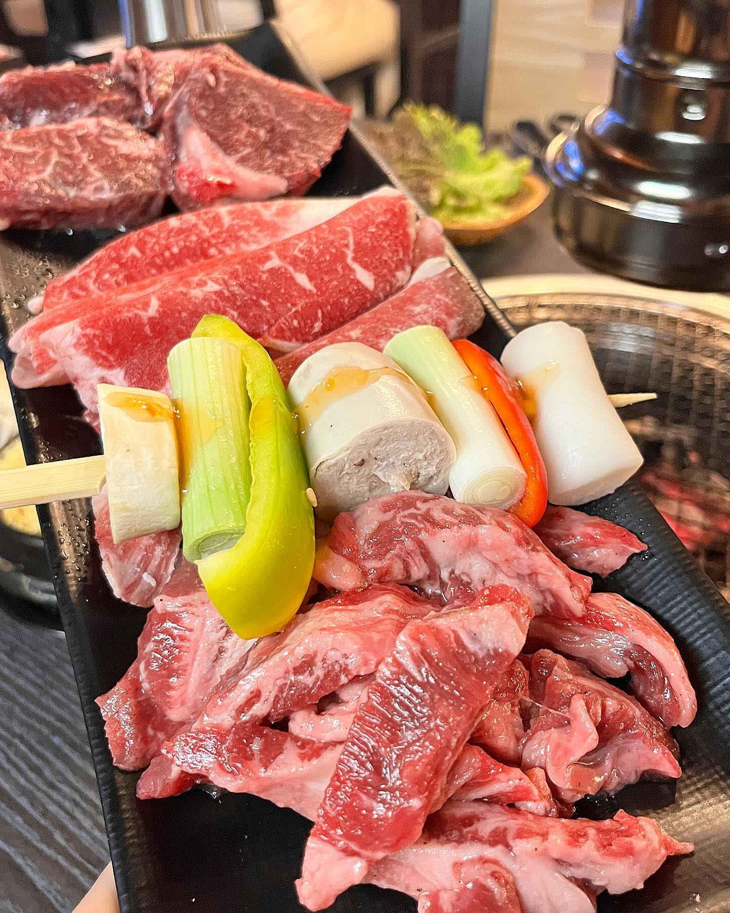 #협찬

오늘의 픽 메뉴🍴
소 모듬 58,000원
갈비살 200g, 토시살 200g, 차돌 100g 야채꼬치 구성

서울에서 숯불 문어구이를 판매하는 유일한 식당인데
방문 날 품절로 인해 못 먹어서 아쉽🥲

주소
👉🏻 중구 수표로2길 23 1층

연락처
👉🏻 0507-1304-1481

영업시간
👉🏻 평일 10:00 ~ 22:00 / BT 15:00 ~ 16:00, LO 21:00
👉🏻 주말 11:00 ~ 23:00 / LO 22:00

#연락 #충무로맛집 #충무로고기집 #충무로돼지갈비 #충무로회식장소 #충무로삼겹살 #충무로소고기 #을지로맛집 #을지로고기집 #을지로돼지갈비 #맛점 #고기그램