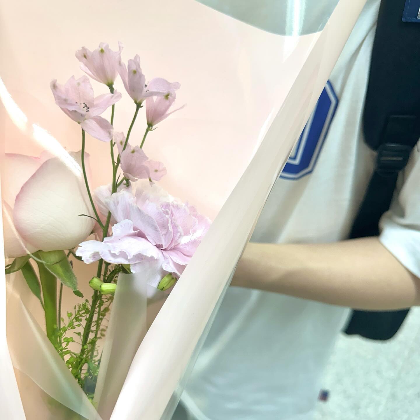 꽃다발 하나에 설렘을 안겨주고
작은인형 하나에 소중함을 느끼게해주고
해맑은 웃음으로 나에게 미소를 선물해주는 너
매일같이 싸워도 항상 내가 제일 소중한 너

매일매일 소중한 하루를 선물해줘서 고마워