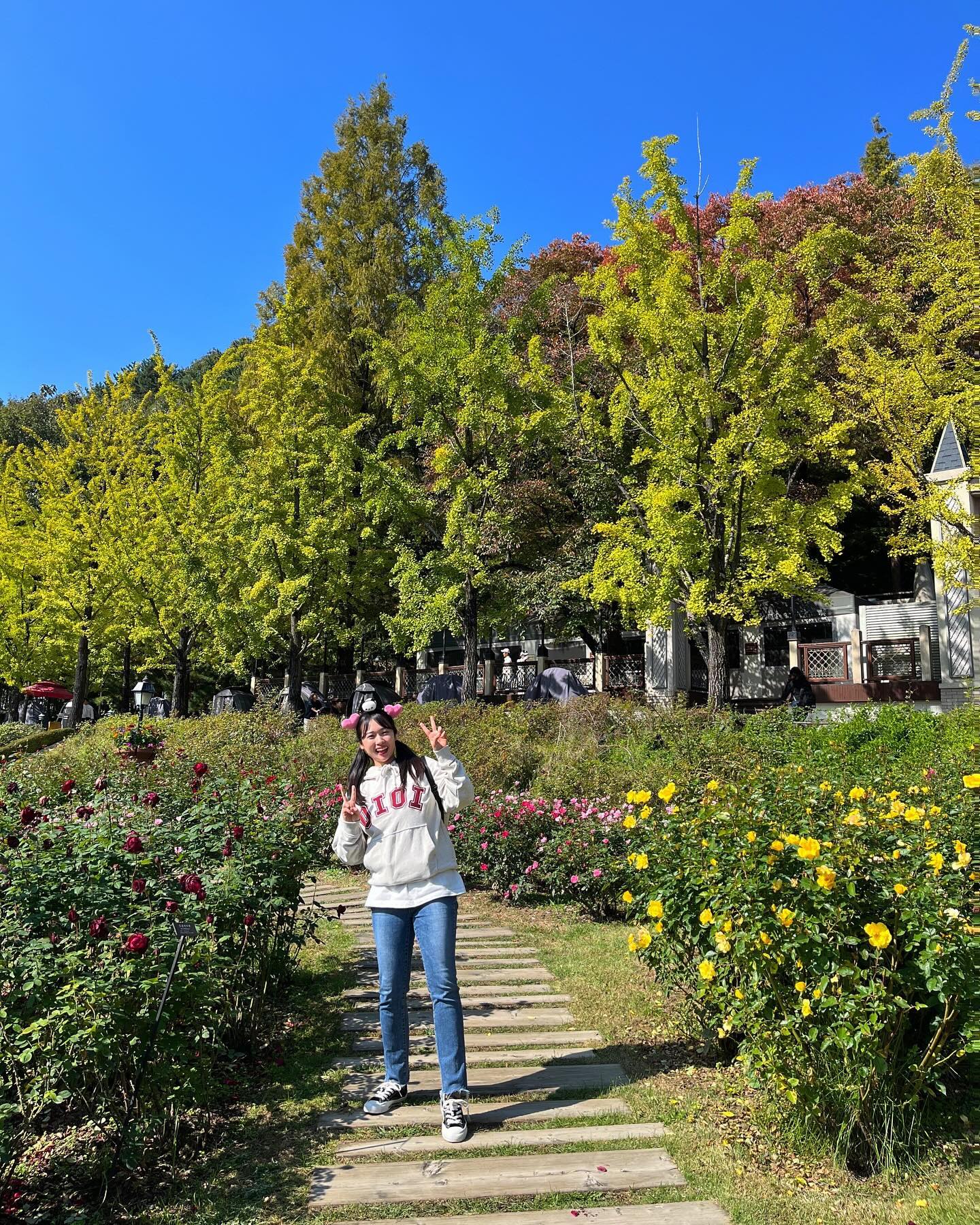 #환상의나라에버랜드 #에버랜드🎡 

날씨가 넘 좋았던 날~! 
둘다 월차쓰고 #에버랜드!

무서운 놀이기구도 4갠가 5개타고 캬캬
유딘이는 꺅꺅 지르고, 건우는 눈물 핑~ 
퍼레이드도 보고~ 야간 사파리도 보고~
평일에도 사람이 넘 많아서 금방 기빨렸지만,,ㅠ
그래도 누누 덕분에 넘넘넘 즐거웠당 곰마오 누누🫶