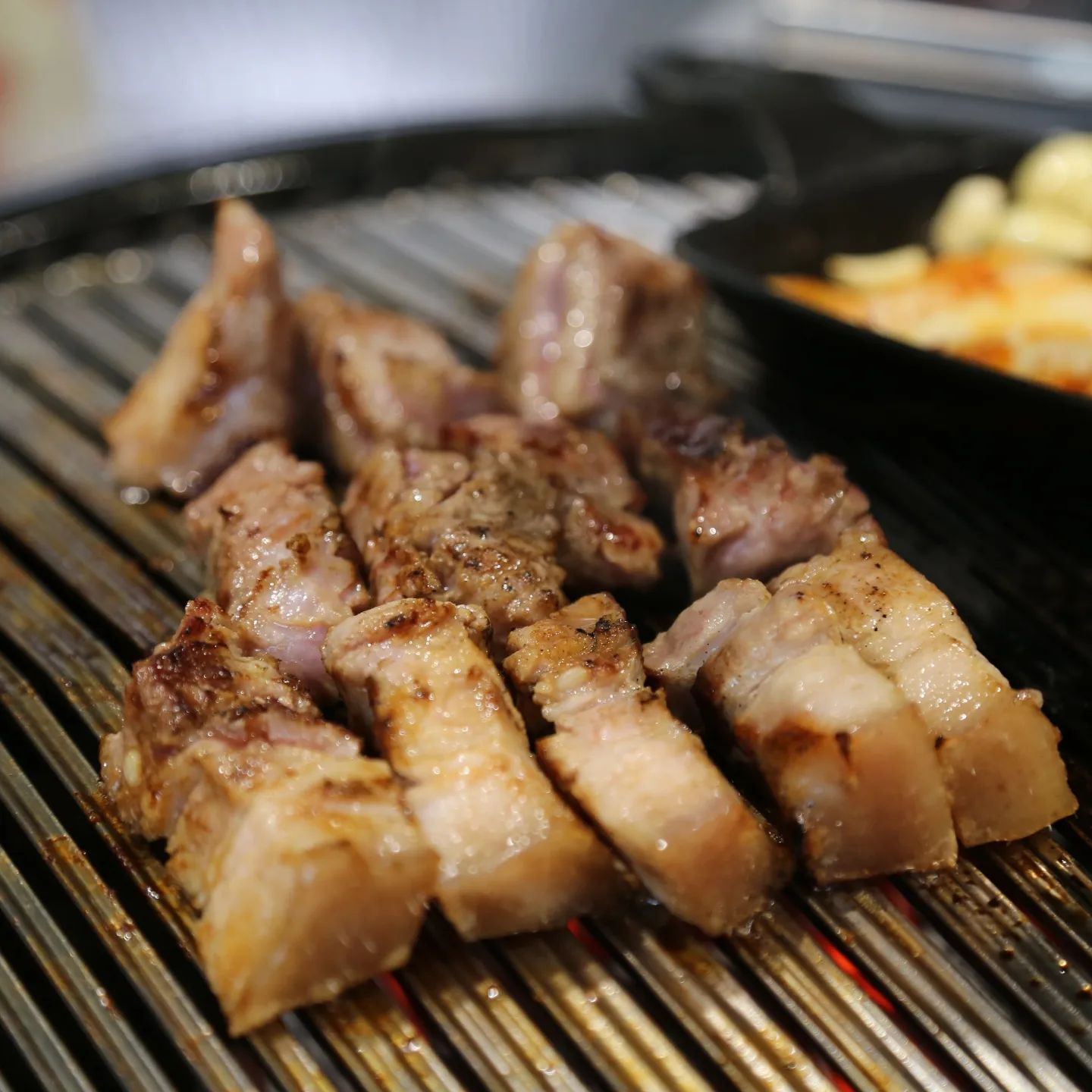 프라임, 초이스 등급 고기에 무제한으로 
셀프 라면까지 먹을 수 있는 🍖북새통자양점🍖

창동에 있는 본점은 줄을 서서 먹을 정도로 
인기가 많다던데, 이번에 자양동에도 
새로 오픈해 좀 더 편하게 먹을 수 있음!!

새로 오픈해서 매장이 깔끔하고 깨끗함.

남/녀 화장실 구분되어 있고 Wifi도 빵빵하다.

미국산 고기지만 프리미엄, 초이스 등급으로 
엄선해 제공하고 있어서인지 퀄리티가 상당히 좋았다.

부드러운 식감에 고소한 육향, 육즙이 장난 아님...

특히 생갈비는 매일 매장에서 직접 손질해 
포를 떠서 제공하고 있어 정성까지 가득 담겼다.

고기도 맛있지만 반찬으로 기본 제공되는 
순두부찌개도 진하고 맛있음! 👍

식사 후에는 무제한으로 셀프 라면을 
끓여 먹을 수 있어서 마무리까지 완벽. 🍜

친절하고 가성비가 좋아 
모임, 회식 장소로도 강력 추천!

주소 - 서울 광진구 자양동 630-17 1층

#자양동맛집 #구의역맛집 #구의동맛집 #자양동고기집 #구의역고깃집 #생갈비전문점 #고기맛집 #자양동숨은맛집 #북새통자양점 #좋반 #좋아요반사