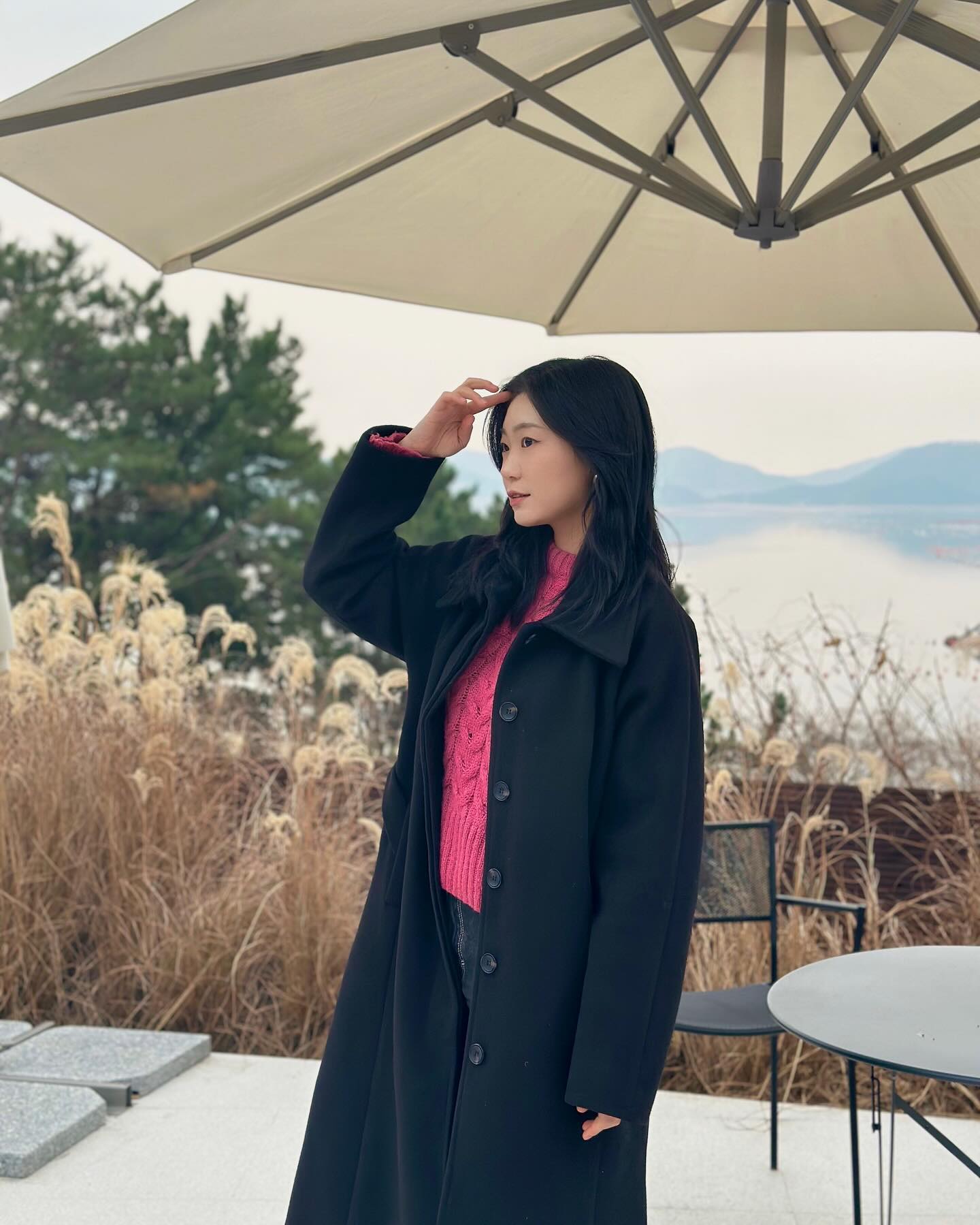 thank you 2023👋🏻
hello 2024🙋🏻‍♀️

이렇게 벌써 2024년이 됐네요 ㅎㅎ

2023년을 돌아보자면
정말 지금까지 살면서 제일 많은 일이 있었던 해였던거같아요😗

졸업하고 한국을 들어와서 한달만,세달만,다섯달만 하다보니 벌써 한국에 있은지 1년이 되고
다양하게 여행도 많이 다녀보고
너무나도 적성에 잘 맞는 피아노 선생님 이라는 일을 찾게 되고
거의 매달 다양한 음악회도 하고
아이들 연습 시켜 콩쿨도 내보내고
안 하던 바이올린을 다시 시작해서 솔로 무대도 서봤고
많은 사람들을 걸쳐 나를 진심으로 생각해주고 사랑해주는 사람들을 만나고
배 아파서 병원 갔다가 폐렴이라는거 알고 생에 첫 입원도 해보고
그토록 원했던 한국에서 꽃/단풍 보기도 해보고
릴스랑 유투브도 다시 올리기 시작하고
그리고 제일 중요했던건
생각지도 못 했던 거제에서 정말 원하던 편안하고 안정적인 삶을 찾았어요

올해는 또 어떤 일이 생기고 어떻게 저의 삶이 바뀔지 기대도 되면서 걱정이 되기도 하네요
힘든것도 있었지만 저의 제일 알찼던 한해 정말 후회 없이 보냈습니다
좋은 일도 슬픈 일도 많았던 2023년 이었지만
여러분이랑 또 한해를 이렇게 보내게 되서 정말 행복하네요✨

2024년도에는
하루하루가 즐겁고, 행복하고, 건강하고 빛나는
그런 한해가 됐으면 좋겠네요💕

다들 힘내고 같이 잘 버텨보자고요!😄🌟
.
.
И вот уже 2024 год наступил💁🏻‍♀️

Столько всего у меня случилось за 2023 год😅

Я думала что останусь в Корее на несколько месяцев, в итоге прошел уже год
Съездила в разные города в Корее
Нашла идеальную работу под названием «учительница по фортепиано»
Разные выступления почти каждый месяц
Готовила учеников к конкурсу
Снова взяла в руки скрипку и выступала на сцене как скрипачка
Нашла рядом людей которые по настоящему меня ценят и любят
Пошла в больницу из-за боли в животе, узнала что у меня пневмония и успела даже в больницу лечь
Наконец-то сыпалась мечта увидеть сакуру(разные цветы) и почувствовать осень в Корее
Снова начала выкладывать рилсы и ютуб 
А самое главное
Нашла на острове Годже то что всегда хотела - стабильную и спокойную жизнь

Даже не знаю что ожидать в этом году, вроде и интересно, а вроде и немного страшновато
Мой уже прошлый год прошел без сожалений
И хоть в 2023 году тоже было много хорошего и много трудностей 
Но я рада что смогла провести его с вами💕

Надеюсь в 2024 году
Каждый день будет счастливым, радостным, здоровым и ярким✨

Всем мир🍀