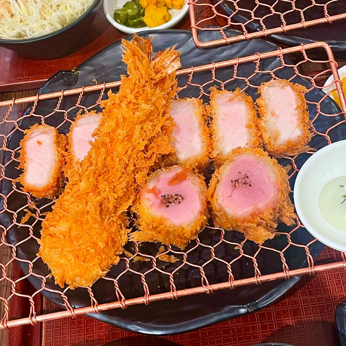 #협찬 #정돈

오늘 리뷰 할 곳은 대전 갤러리아에 있는 정돈입니다‼️

정돈은 수요미식회, 맛있는 녀석들, 그리고 다양한 미디어에서 최고라고 극찬한 원조 프리미엄 돈카츠 전문점입니다😎

갤러리아 백화점 11층에 있어서 주차 걱정 노노

저는 안심카츠와 믹스카츠로 주문해서 먹었는데, 신선한 재료와 정교한 조리로 맛있게 먹을 수 있었어요❤️

여기 안심카츠가 진짜 진짜 진짜 존맛이에요.. ❤️❤️
다음에 와도 안심카츠 먹을 것 같아요 키키

그리고 할인 이벤트를 몇가지 해서 좀 더 저렴하게 먹을 수 있겠더라구요‼️

1️⃣가정의 달을 맞아 스페셜 세트를 구성하여 할인 혜택을 제공하고 있어서 세트로 먹으면 조금 더 저렴하게 먹기 

2️⃣영수증 리뷰 이벤트에 참여하면 음료 또는 주류 중 하나를 선택할 수 있어서 다양한 선택이 가능👍
(주류는 클라우드와 하이볼 중에서 선택)

3️⃣매장에서 식사 후 포장 추가 주문 시 20% 할인 혜택

전반적으로 고품질의 돈카츠를 제공하는 직영점으로, 맛있는 메뉴와 다양한 할인 혜택이 있어서 다음에도 무조건 또 방문하고 싶은 곳이였습니다😆

#협찬 #대전갤러리아맛집 #둔산동돈까스 #대전돈까스 #대전갤러리아돈까스 #대전맛집 #대전핫플 #서구핫플