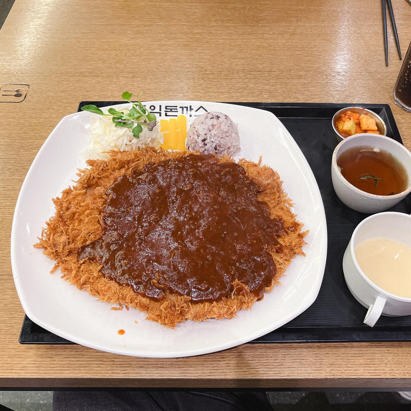 오늘은 튀김이 쪼~끔 아쉽게 됐지만 여전히 맛있 #또돈까스
#내돈내먹 #홍익돈까스 #매운까스 #고구마치즈롤 #20240405