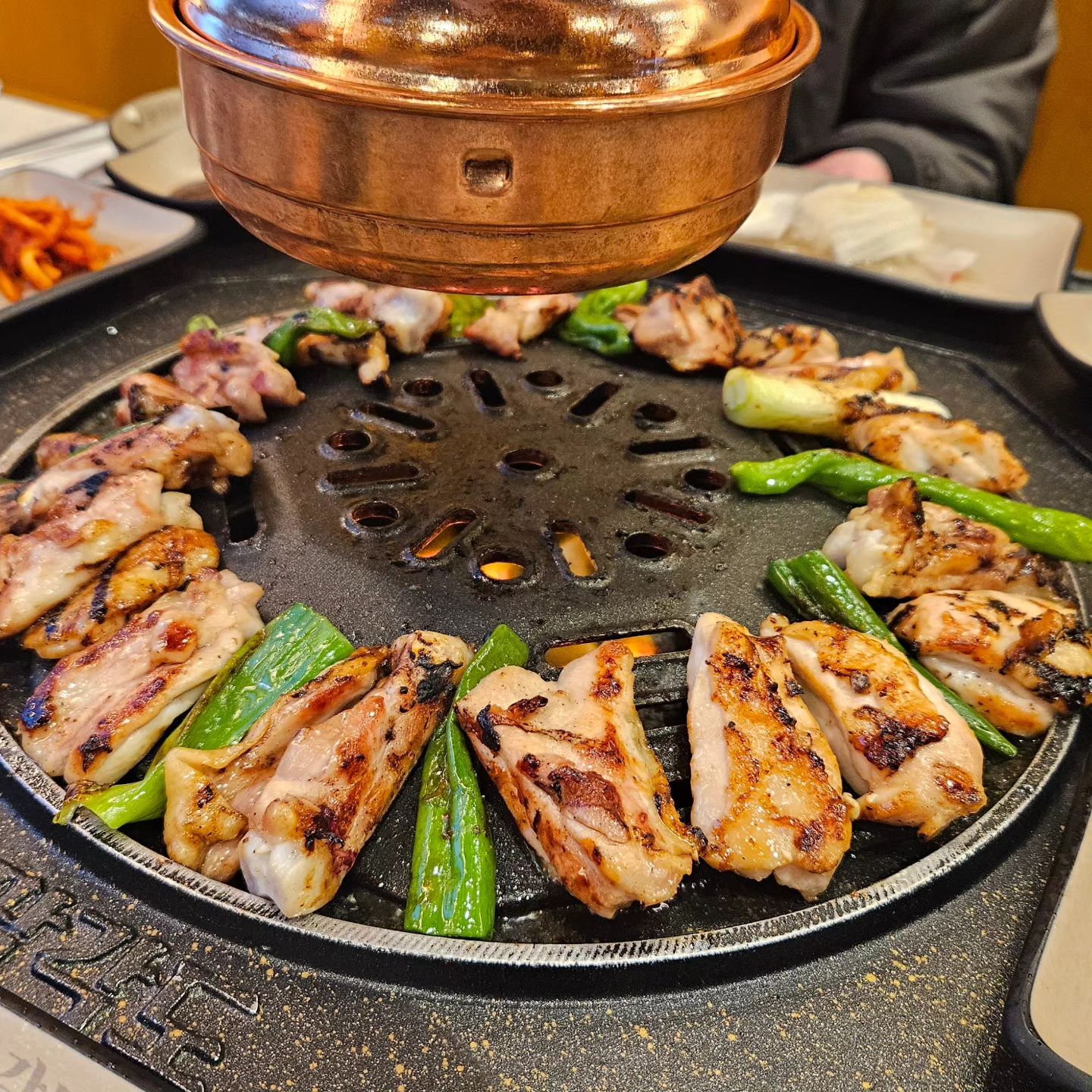 #닭갈비맛집
#팔각도 🥢

닭갈비 맛있는 집이 여기 있더라구요^^
고기가 완전 야들야들 정말 제대로된 닭갈비였어요👍
그래서 그런지 저녁에 손님들이 많더라구요~
가족식사, 회식, 모임장소로 여기 많이 오시더라구요~

부드러운 닭갈비살과 꽈리고추와 대파의 조합~개꿀맛!!
팔각도만의 양념소스와 함께먹음 꿀조합인 김과 백김치
매콤닭철판볶음밥은 익살맞은 얼굴모습으로 나와 
잼있으면서도 철판볶음이라 넘 맛조하요~😋
콘치즈도 넘 맛나서 몇번 더 주문해서 먹었네요 ㅎ

아이들도 맛있다며 계속 쌈싸먹고~
저도 닭갈비랑 고추, 대파랑 소스에 찍어 
매콤하게 넘 잘 먹었네요🥰

매장관리도 잘되고~~
청사쪽에서 회식할때 요기 괜찮은듯요~

#팔각도세종도담점#세종닭갈비#도담동맛집
#세종고깃집#세종시한식#세종맛집#세종시닭갈비
#세종맛집추천#세종외식#세종회식#세종데이트
#세종고기#도담동닭갈비#도담동회식