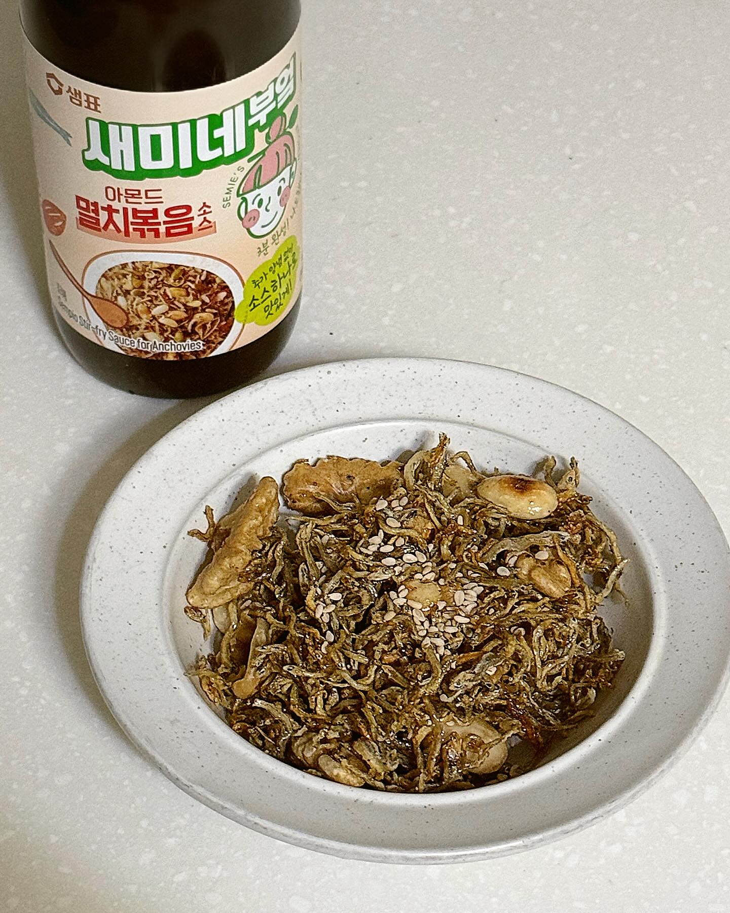 #광고

새미네 부엌 소스 하나로
초스피드 반찬 만들기 <멸치볶음> 🥘

프라이팬에 마른 멸치를 넣고 중불에서 약 3분간
볶은 후, 불을 끄고 소스 2-3스푼 넣고 섞어주면
완성~ 👩🏻‍🍳 반찬만들기 참 쉽죠잉~ 😆

sempio.official
#새미네부엌 #김치만들기 #갓만들어맛있는김치 #소스하나로실패없는반찬