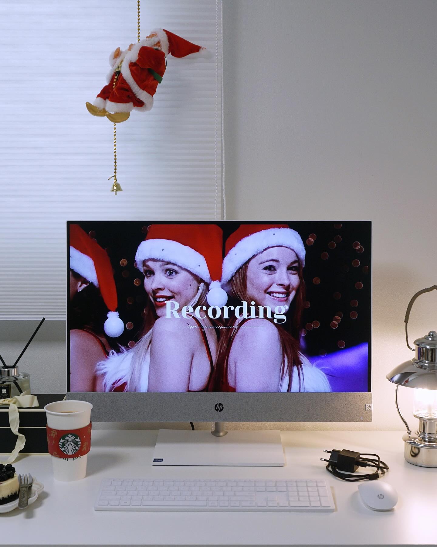 #협찬 구슬이네 깔꼼한 데스크테리어 🖥️
제 최애 랜턴인 스코겐 크롬과 렉슨 미나🍄
결혼준비하느라 1년동안 오토캠핑을 못가서 못켜봤는데
1년 후인 지금 다시 켜봐도 배터리 방전 안된거 실화ㅋㅋㅋ

애지중지하는 요 랜턴들, 
아무 충전기로 충전할 수 없으니
오딕트 DOT ZERO 충전기!🔌
25W 어댑터와 케이블 세트로 
발열없이 안정감있고 빠르게 충전⚡️
오딕트 발열 너무 잘잡아.. 오딕트 아님 못써 이젠😂
구슬이네는 아이폰, 에어팟 충전도 오딕트 쓰고있거등요!

화이트 데스크에 간지나는 블랙 어댑터와 케이블
너무 예쁘지않나요? 디자인도 너무 잘 뽑았다며 ~
가볍고 휴대하기 좋아서 며칠전 호캉스에도 챙겨갔는데
사진도 안찍은 나 반성해.. ㅋㅋ

우리집, 회사 데스크테리어엔
프리미엄 충전기, 오딕트 어떠세요?🔌
oddictofficial 

✔️
GaN(질화갈륨)으로 발열을 낮춰서 효율적인 충전
Power Delivery 3.0 고속충전방식 사용
48g의 가벼운 무게와 컴팩트한 디자인
1m 길이의 고속 충전 전용 케이블이 포함
아이폰/갤럭시 스마트폰 및 태블릿까지 다양한 디바이스 충전 가능

⠀ 
#오딕트 #DOTZERO #닷제로 #오딕트충전기
#데스크테리어 #신혼집인테리어 #신혼집꾸미기