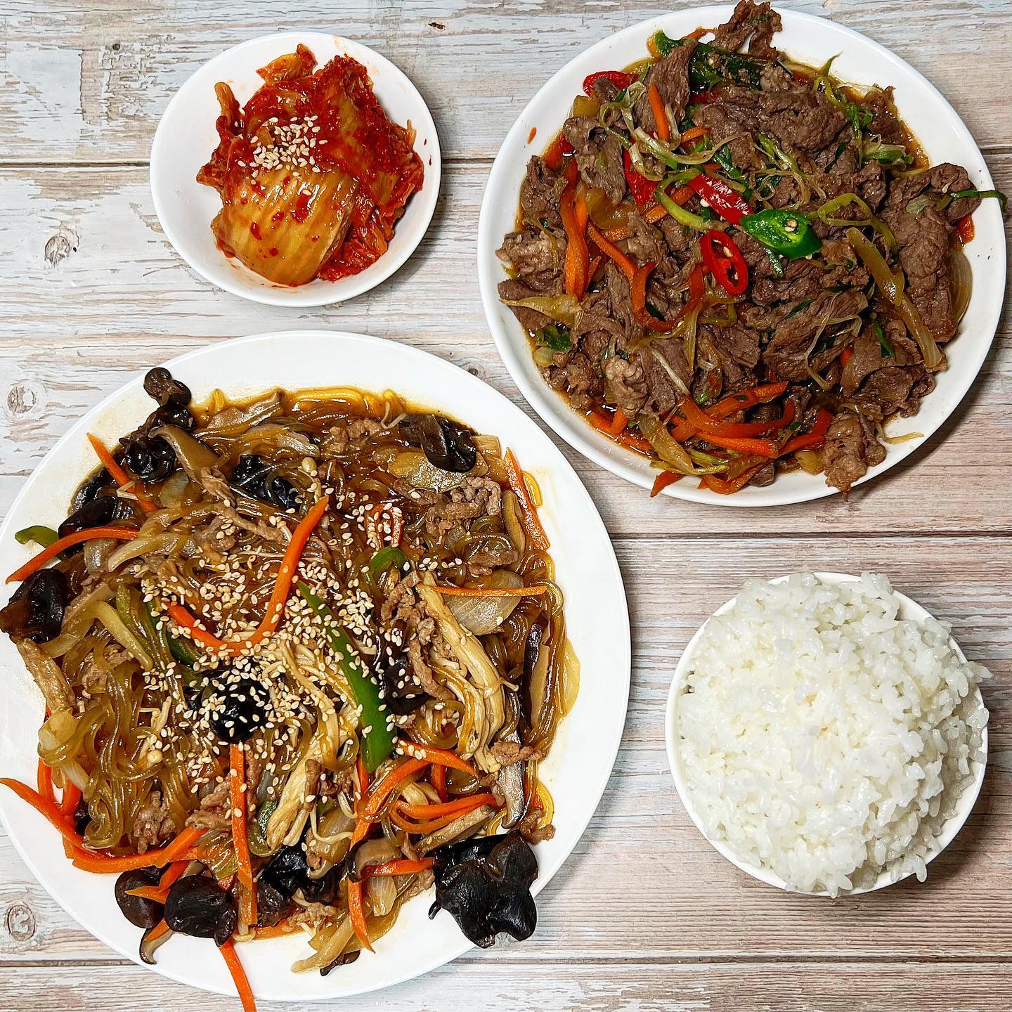 #협찬 마이셰프 소불고기, 잡채 밀키트🍚
.
이번에 마이셰프와 진진수라가 콜라보해 나온
궁중 소불고기, 궁중 소고기 버섯 잡채 밀키트🍖
내가 할일은 야채를 씻고 피망, 고추를 썰고 
다 때려넣고 볶는게 끝인 간편 밀키트다
나머지 야채는 다 먹기 좋게 손질되어있고 
과정도 간단해서 누구나 쉽게 만들어 먹기 좋음👍
하지만 완성된 음식은 내가한게 맞나 싶을정도로
정갈하고 깔끔한 결과물이 완성된다😆

명절날 빠질 수 없는 음식인 잡채와 소불고기는
은근 손이 많이가는 음식인데 이거하나면 간편하게 뚝딱 만들기도 쉽고
나같은 자취생들은 집에서 명절 분위기 내기도 딱임😇

✔️구매는 mychef_official
✨SNS에서 추석 선물세트 이벤트도 진행 중✨
.
.
#마이셰프 #진진수라 #밀키트 #밀키트추천 #추석음식 #추석명절음식 #추석요리 #명절음식 #소불고기 #잡채 #궁중음식 #추석밥상 #차례상