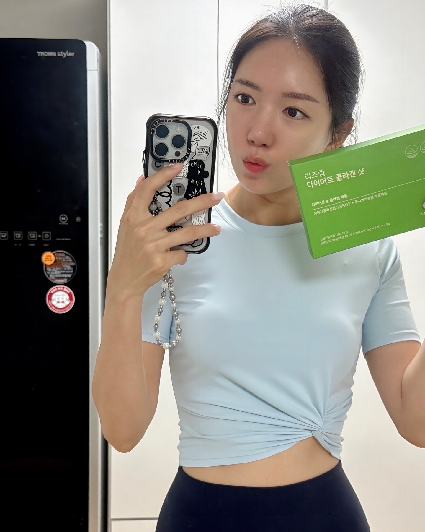 #협찬 leedslab.official
다이어트로 인해 피부 푸석해진 분들 주목!
리즈랩 다이어트 콜라겐 샷으로 관리해요 :)
리즈랩은 이미 멀티비타민 부분에서 한국소비자만족지수 3년 연속 1위, 한국소비자평가 3년 연속 1위, 한국브랜드 만족지수 2년 연속 1위 한 믿을 만한 브랜드로 신제품이 출시되었다고 해서 소개해요!
국내 최초로 복합제형 중 다이어트 기능성(체지방 감소)과 콜라겐 기능성(피부보습+자외선케어)을 한 병에 함유하고, 목넘김이 편한 사이즈에다가 사과+레몬 맛의 액상 비타민이 있어서 물 없이도 언제 어디서든 맛있게 섭취가 가능해서 좋더라구요.
다이어트는 풋사과추출물애플페논 원료로, 콜라겐은 저분자콜라겐펩타이드GT 원료로 인체적용시험을 통하여 기능성을 인정받은 개별 인정형 원료인데다가 기존 리즈랩 멀티비타민 제품과 동일하게 내부 단상자 정면에 섭취한 날을 까먹지 않게 체크 가능한 센스있는 캘린더 디테일이 있는 고급스러운 패키지라 선물하기에도 좋아 추천해요.
아, 오후 1시 이전 주문시 당일 출고로 90%가 바로 다음 날에 도착한다는 점도 좋아요!

#리즈랩 #리즈랩다이어트콜라겐샷 #다이어트콜라겐샷 #다이어트 #체지방감소 #콜라겐 #피부보습 #피부탄력 #UV케어 #저분자콜라겐추천 #풋사과추출물애플페논 #저분자콜라겐펩타이드GT  #제품협찬 #광고모델 #제품광고 #광고 #잇템 #일상 #맞팔 #좋반 #좋아요 #패션 #데일리 #관리하는여자 #셀피그램 #셀피 #셀스타그램 #인기게시물 #like