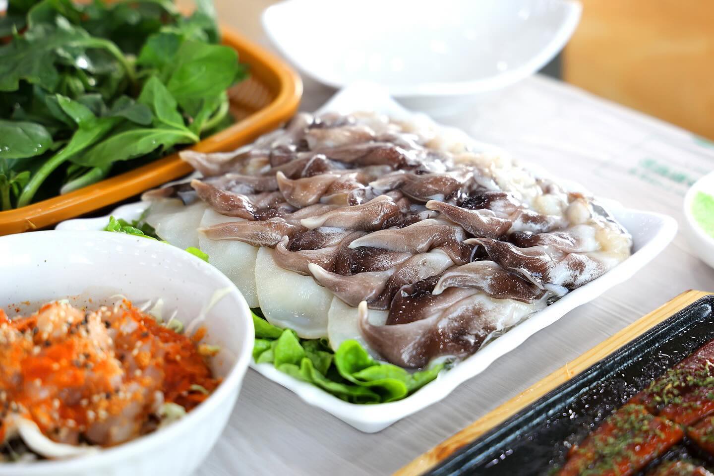 주말 여행으로 여수 갔다가 
맛도 좋고 친절하신 서비스로 
기분 좋아졌던 곳 소개해드립니다☺️

싱싱한 새조개 샤브샤브 너무 맛있더라구요~ 
추억하니 또 군침 도네요 🤭

여수 여행가시는 분들 꼭 한번 들러보세요~ 

상호명 : 거북선횟집
주소 : 전라남도 여수시 돌산읍 강남동로 13
예약문의 : 061-643-6767

#여수거북선횟집 #여수횟집 #여수횟집추천 #여수맛집 #여수맛집추천 #여수가볼만한곳 #여수여행코스
#여수돌산맛집 #여수라테라스리조트맛집 #여수예술랜드맛집 #여수돌산맛집