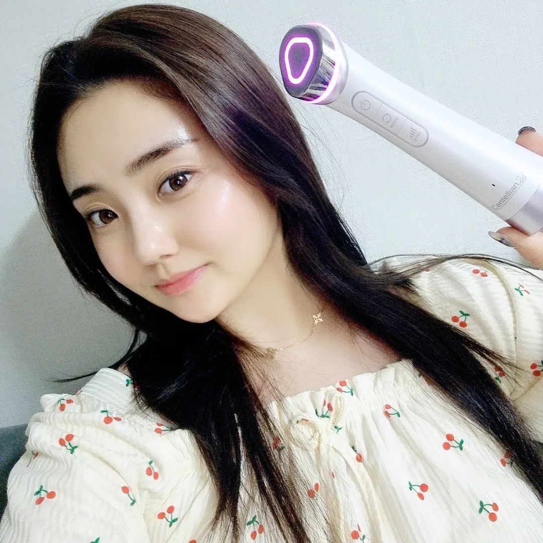 #협찬
어느덧 30대 후반의 나이
그러다보니 최대 관심사는
당연히 피부관리에요!

피부처짐부터 시작해서
눈가나 팔자 주름 때문에
고민이 많았는데

센텔리안24 마데카프레임이랑
PDRN 앰플 덕분에 고민 끝 🧐

피부를 구성하는 3대 요소라는
콜라겐, 엘라스팀, 히알루론산 단백질 생성에 도움을 주고
탄력개선, 피부 타이트닝, 처짐, 탄력광 개선에도
도움을 준다고 해요

쉬는날이나 자기전에 주로 사용하고 있는데
브라이트닝 모드, 흡수 모드, 탄력 모드로
이렇게 3가지 모드인데

브라이트닝 모드 5분
(주 3회, 1일 1회 권장)
흡수 모드 5분 (1일 1회 권장)
탄력 모드 5분 (1일 1회 권장)
하루에 총 15분만 투자해도 꿀피부 등극가능해요!

112g이라서 휴대폰보다 가볍고
휴대성이 좋아서 파우치에 넣어 여행갈 때
챙겨 가지고 다니기 좋아요~

겨울철 안 그래도 푸석한데
까칠한 피부에 탄력까지 떨어져서
어떻게 관리할 지 고민이라면
꼭 사용해보세요 👍

centellian24
#마데카프라임 #이보영마데카프라임 #센텔리안24마데카프라임 #뷰티디바이스 #얼굴마사지기기 #피부탄력기기 #얼굴케어 #피부미용기기추천 #피부마사지기 #피부기기 #피부디바이스 #피부홈케어 #홈디바이스 #홈케어피부관리기 #동국제약마데카프라임