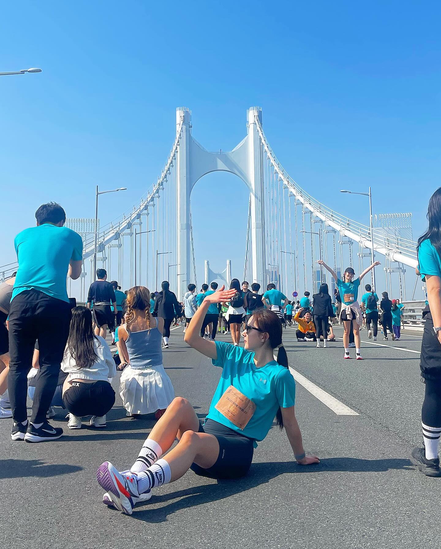 나의 두다리에게 너무 감사한 날🏃🏻‍♀️ 

오늘부로 뛰는게 힘들어서 몰래 화장실가서 울었던 날은 잊는다!!!!
내가 광안대교 위를 두 발로 건넜다니..
10k 잘 뛰었다🩵 
나에겐 바프보다 어려운😛