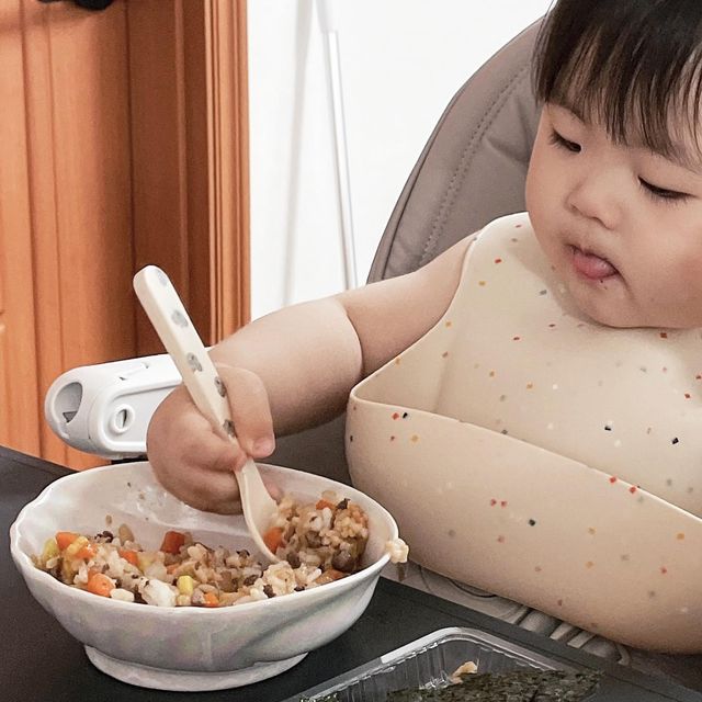 현아엄마 / 영주 ☻ on Instagram: "#협찬 먹는거에 진심인 현아는 오늘도 귀여운 코알라 숟가락으로 맘마타임 🐨🖤 ☛ 현아 최애 하띠스푼세트는 OYOY 공인인스타그램 프로필링크에 있는 구르