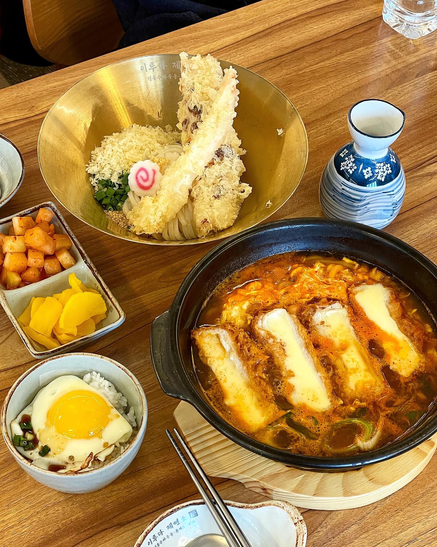 #석모리맛집 #이루다제면소 
_
쫀득한 우동 면발이 맛있는
#붓가케우동 과🥢
치즈가 쭈-욱 늘어나는
치즈돈까스에 김치 국물이 얼큰한
#김치나베가츠우동 넘 맛있어요!😋
간장계란밥도 같이 먹으면 꿀조합!