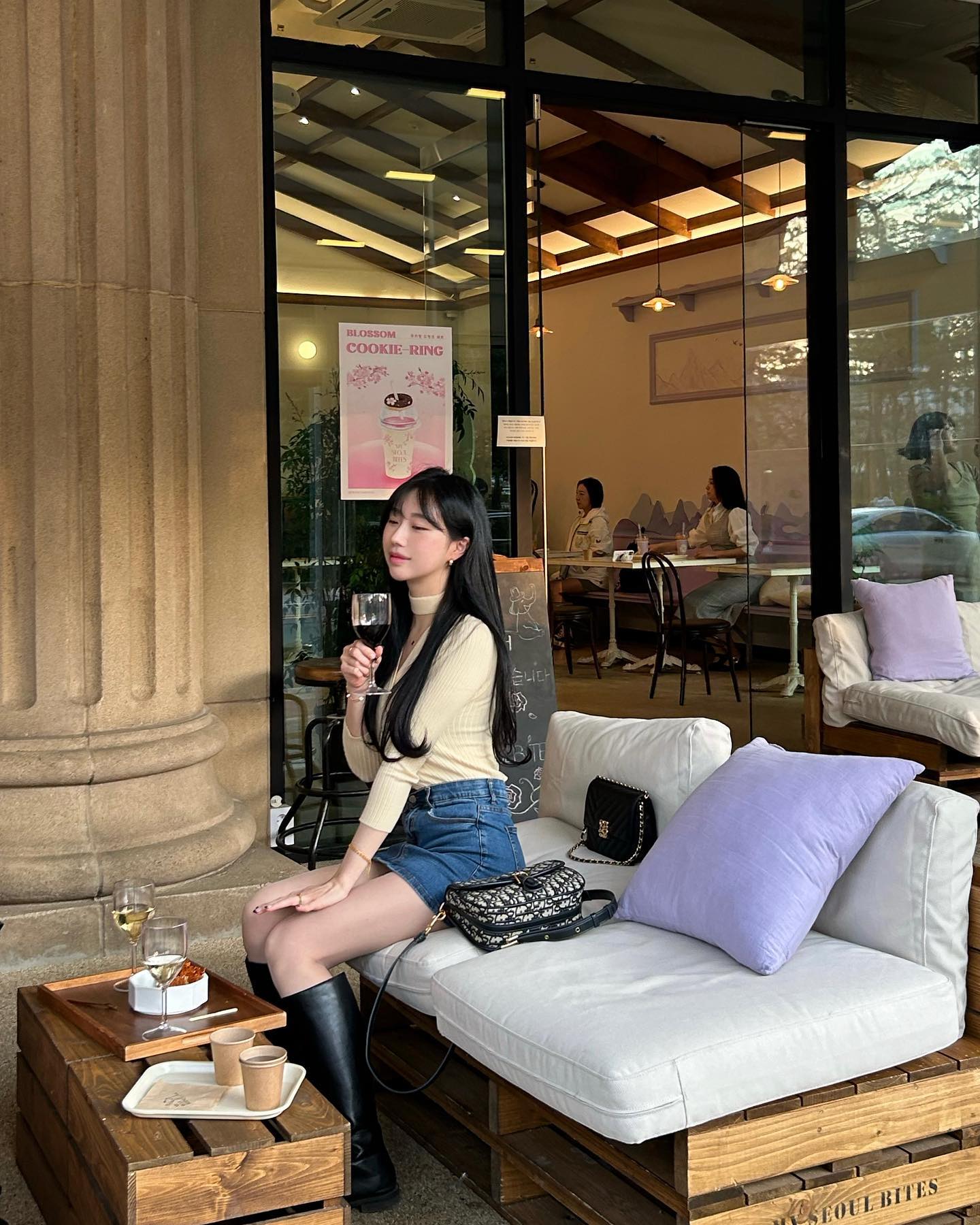 #협찬 #석촌호수 #마이서울바이츠

가볍게 즐길 수 있는 와인 에이드 맛집에서 바람 살랑 테라스에 앉아 힐링타임 보내고 왔어요 🍃

뉴욕에서 온 베이커가 서울에서 맛보았던 한식 재료를 재해석한 디저트를 선보이고 있는 곳 🩵마이서울바이츠🩵

서울의 맛과 멋을 담은 미니 디저트에 서울 한 스푼을 더하여 유기농 밀가루, 순우유 버터, 프리미엄 초콜릿 등을 사용하여 매일 아침 신선하게 만드는 곳이래요 ! ! ! 

커피, 음료, 차, 와인 등등 다양한 음료류와 함께 즐기기 좋은 최적화 된 세트들로

 다과 상, 버터 쿠기 등 서울뿐만 아니라 한국의 랜드마크 디저트로 손색이 없다고 생각합니당 🫣🩵

#잠실카페 #잠실맛집 #석촌역맛집 #송리단길맛집 #석촌호수맛집 #잠실카페추천#송파맛집#송파카페 #방이동맛집#롯데월드몰맛집#송파핫플 #잠실핫플 #송리단길카페 #석촌호수데이트 #잠실와인바 #석촌호수와인 #디저트성지