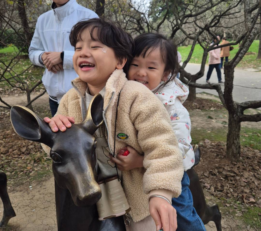 🍂

이른 단풍놀이

날씨가 더 추워야 이뻐질 단풍이겠지만
아이들하고 같이 놀러다니기에 적절한 날씨였다.

신나서 이리뛰고 저리뛰는 모습보니 좋았던걸로😄

매화가 이쁜 곳이라하니
봄에 다시 와바야겠다 !

#명효릉 #주말나들이 #가을 #단풍