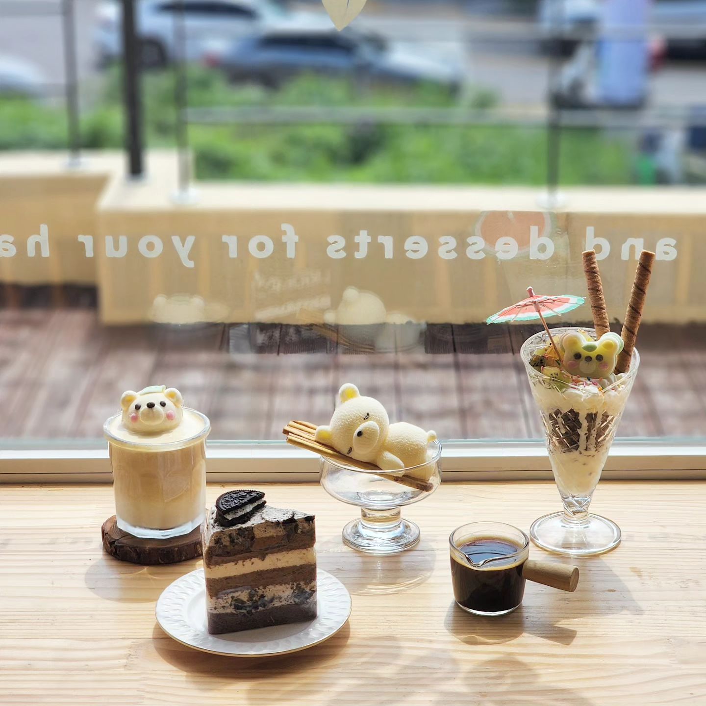 #카페스타그램 
.
.
짱짱 귀여운 베어삼총사를
만나볼수 있는 #울산 #성안동 #카페유카리 🐻❤

커피도 고소하고 맛났고,
촉촉하고 부드러운 #케이크 는
우리 엄마빠 입맛도 사로잡았다👍🏻

케이크는 홀사이즈 주문도 가능!
(결혼 첫해에 시어머니 생신케이크로
주문한 적 있는🤭흐흐)

아기자기해서인지 아이동반 손님이
많았던 곳 😃 2층+계단이라
휴대용유모차가 아니면 유모차 반입하기는
힘들것같음주의✋🏻
.
.
thanks to.
cafe_eucaly 
ulsan_class