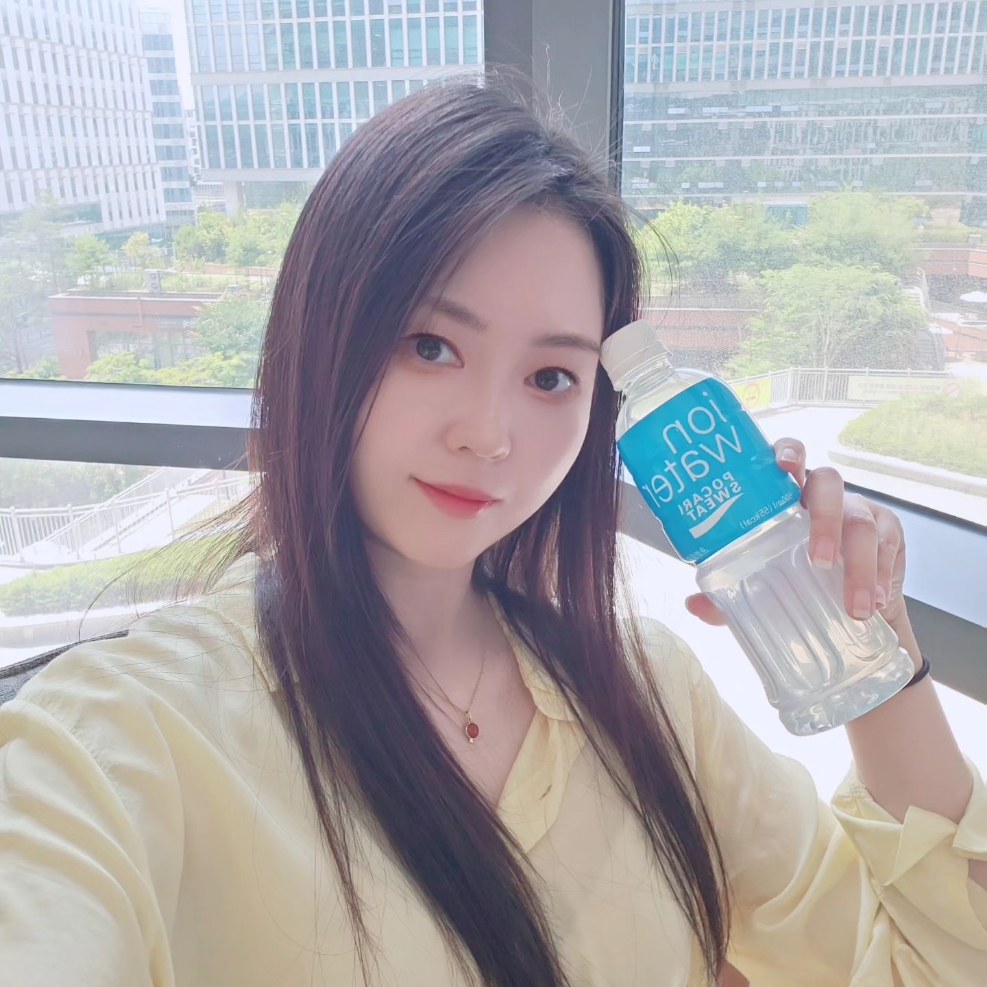 #광고
포카리스웨트 이온워터!

요즘 출근할때마다 물병 가지고 다녔는데,
이제 이온워터 한 병씩 가지고 나가려고.

여름이라 체내수분이 부족해서 빨리 지치는데
이온워터는 이온 밸런스가 좋아서 체내수분 유지에 도움이 된데💧🫧

맛은 포카리스웨트랑 물의 중간이라 물 대신 마시기 좋아. 
이제 이온워터 하루 한병씩 해야지🩵

inflca pocarisweat_kr donga_otsuka #포카리스웨트이온워터 #이온워터 #저칼로리 #일상생활 #수분충전 #여름음료