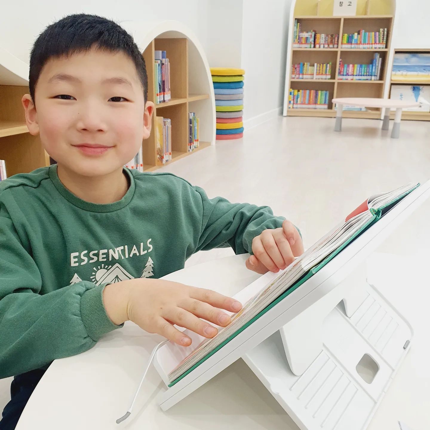 요즘 매일 아침마다 출근중인 집앞 도서관 :)
가벼운 독서대를 하나 구입했더니 
들고다니면서 바른자세로 책읽기가 수월해졌어요!😉
이번에 코스트코에서 구입한 sysmax 독서대인데요 
가볍고 접었다 폈다하기 좋아서 요즘 너무 잘 사용하고 
있답니다! 💜

#내돈내산 #시스맥스독서대 #sysmax #도서관