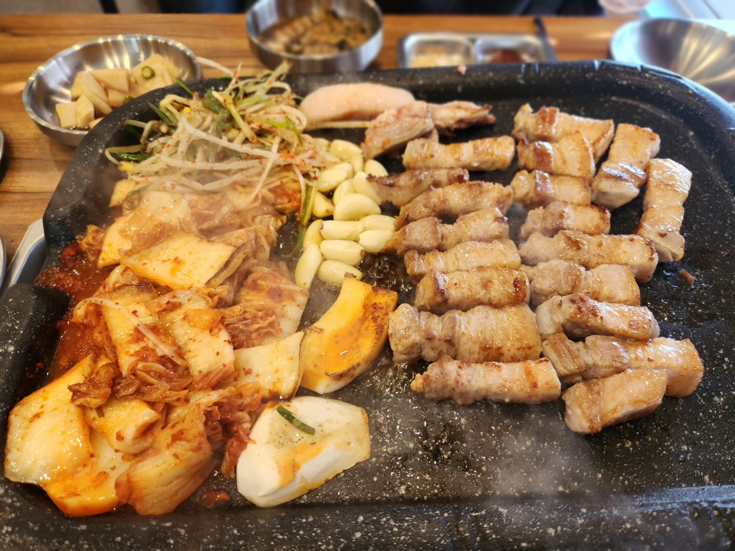 #1711일

점심부터 겹살이 구워먹기 어떤데ㅋㅋㅋㅋ
배터지게 먹고 하은이 하원하러가기

#도니랑김치생삼겹 #마곡나루역맛집 #묵사발 #서울식물원맛집 #아빠만보면안아달래 #아빠힘내세요