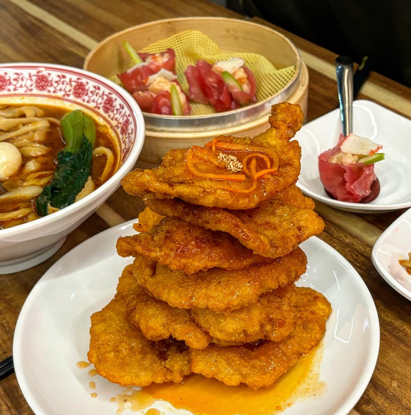 #ad #둔산동맛집 

❤️#도삭면 
도삭면!? 당장 먹으러가자~
눈 앞에서 바로 썰어 만들어주는 넓은 도삭면 🤍 면이 두꺼워 수재비같은 식감에 국물을 쏘옥 흡수해서 이거 완전 맛도리~

❤️#딤섬 
새우딤섬은 선택아닌 필수
탱탱한 새우살과 아스파라거스로 금상첨화- 이조합 대찬성이요

❤️#꿔바로우 
층층이 탑을 쌓고있는 비주얼에 한번 놀라고 맛에 두번 놀라고 양에 기절한 대추천메뉴에요
쫄깃한 반죽에 돼지고기가 가득 들어있어 이거 당장 시켜야한다구

둔산동 술집 골목에 위치해서 여기서 저녁먹고 2차가기 딱이에요 아니면 요리류로 중식으로 달려보자구요~

——————————————-
#원산시도삭면 
📌 대전 서구 둔지로 11 트라이얼스타 B동 2층 202호
⏰AM 11:30 ~ PM 22:00 
(일요일 ~ 21:30 / 월요일휴무)
📃도삭면 9,8
꿔바로우 16,9
새우딤섬 9,5
——————————————-
#대전맛집 #둔산동술집 #대전딤섬 #둔산동맛집추천 #둔산동핫플