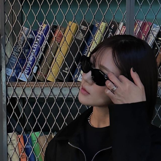 단발 피두히 on Instagram: "#광고 🏷️ @1rony9orno_official ⠀ 아이러니포르노의 [비건스웨이드] 세미 다트 스타디움 스웨이드 자켓🖤 옷장에 블랙이 넘쳐 흐르지만 스웨이드는 없었네.. 남녀공용
