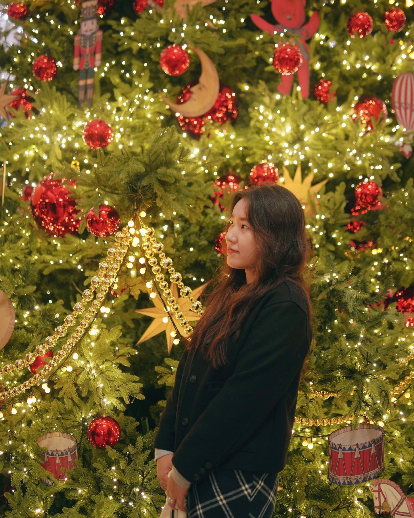 하루전으로 다가온 더현대 2차예약🎅🏻

이렇게 이쁜데 아직도 안간사람이 있다구?
10장으로 꽉꽉 정리한 더현대 분위기와 포토존들 보고가세요~!

❗️2차예약 11월14일 오후2시
더현대팔로우하고 2차예약 준비하기
<예약링크는 더현대인스타에서 1시55분에공개>
✔️방문할날짜 미리 생각하기
✔️핸드폰 컴퓨터 둘 다 이용하기
✔️예약가능기간 11/16-11/30
✔️최대예매수량 4개

📍더현대 크리스마스 팝업 thehyundai_seoul 
서울 영등포구 여의대로 108 더현대 서울
✔️기간 11월1일 (수) - 12월25일 (월)
✔️시간 10:30 - 20:30
✔️장소 더현대서울 5층 사운즈 포레스트

저장하고 2차 예약꼭 성공하기
@친구야 내일 더현대 2차예약이래-

더 많은 여행정보 zzangu_pic 팔로우🎄