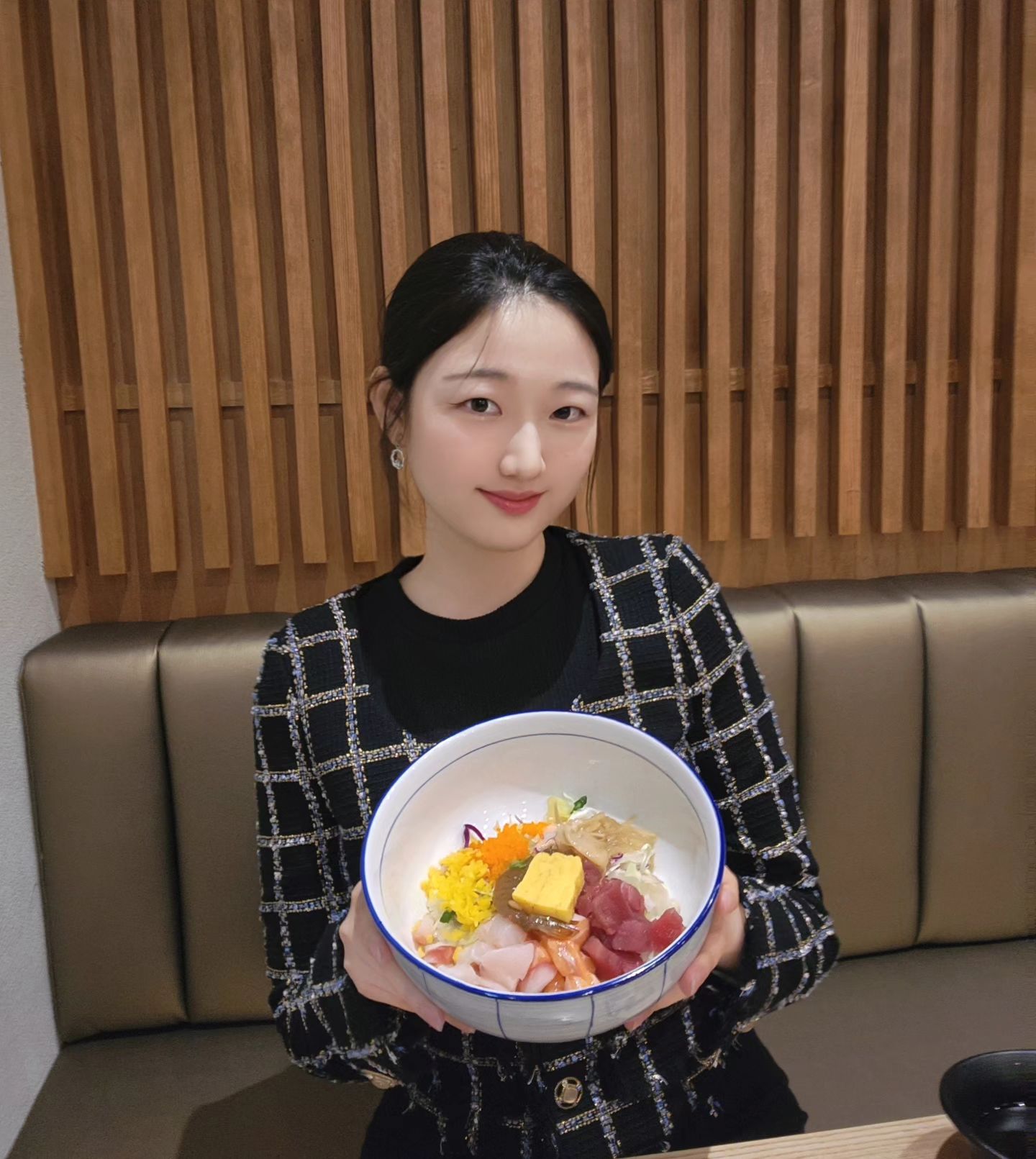 일상화식 성수점 다녀왔어요

판교, 용인에서 검증된 업체가 성수에 새롭게 오픈했더라고요! 성수 요즘 팝업스토어가 흥행하면서 엄청난 핫플이잖아요ㅎㅎ

인테리어는 깔끔해서 좋았어요. 일상화식 시그니처 메뉴인 카이센동을 엄청 기대하고 갔지만 저희가 갔을 때는 이미 카이센동을 포함해서 대부분 품절인 상황이라 특색 있어 보이는 지라시 스시동을 시켰어요!
사이드로는 감자고로케, 게살고로케, 새우볼을 시켰습니다ㅎㅎ

지라시 스시동은 특이하게 소스로 초장을 주시더라고요. 맛도 회덮밥과 굉장히 유사했어요. 사이드로 시킨 고로케도 참깨소스? 같은 소스가 고로케랑 잘 어울리고 맛있었어요🤭 새우볼은 당연히 좋았고요.

다음엔 카이센동 시켜보려고요!

장소는 성수역 1번 출구 쪽에 위치해있습니다

#성수 #성수일식 #성수점심 #성수카이센동 #시그니처메뉴 #카이센동 #커리라멘 #지라시스시동 #고로케 #일상화식 #일상화식성수점 #성수역1번출구 #리뷰진 #이자카야 #덮밥