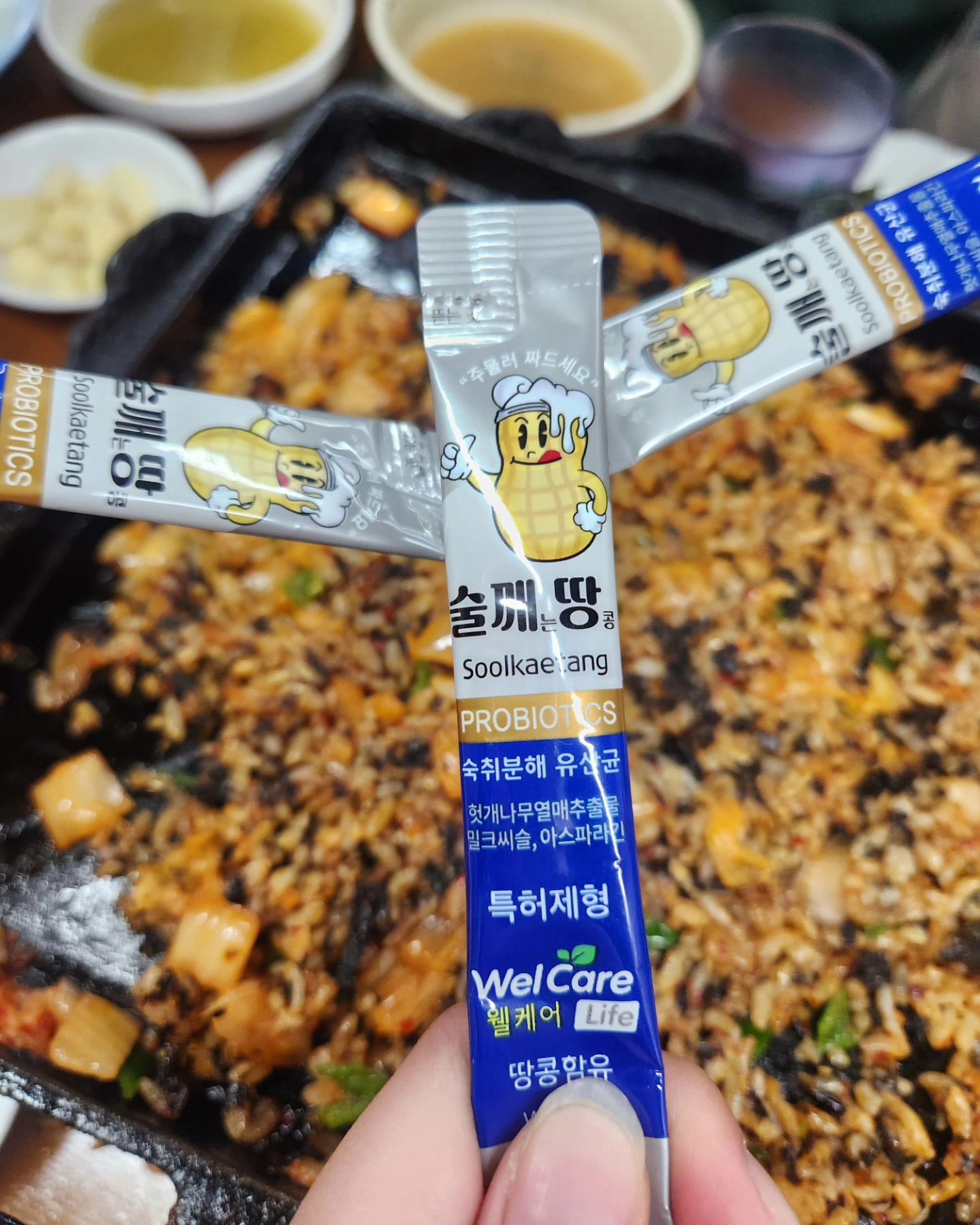 #협찬

술자리 필수템 술깨땅✔️

일단 한입 먹어보자마자 진한 땅콩맛이 느껴지는데 볶은땅콩을 그자리에서 먹는 기분이라 고소하니 너무 맛있어요🫢🫢

간 보호 밀크씨슬과 숙취분해 성분인 아스파라기닌 헛개나무추출물 등 술마시고 나서 힘든 몸을 보호할수 있어요👍

또한 5가지 생유산균과 식이섬유가 풍부한 땅콩의 조화로 다음날 편안한 속과 상쾌하게 아침을 보낼수 있겠더라구요🙈

저는 술자리 전과 후 모두 먹어봤는데 신기하게 다음날 숙취가 없이 일어날 수 있어서 놀랐어요😆😆

술자리 필수템으로 항상 챙겨가야할듯 ㅎㅎㅎㅎ

#술깨땅 #웰케어 #숙취해소제 #술깨는땅콩 welcarelife_official thepremian