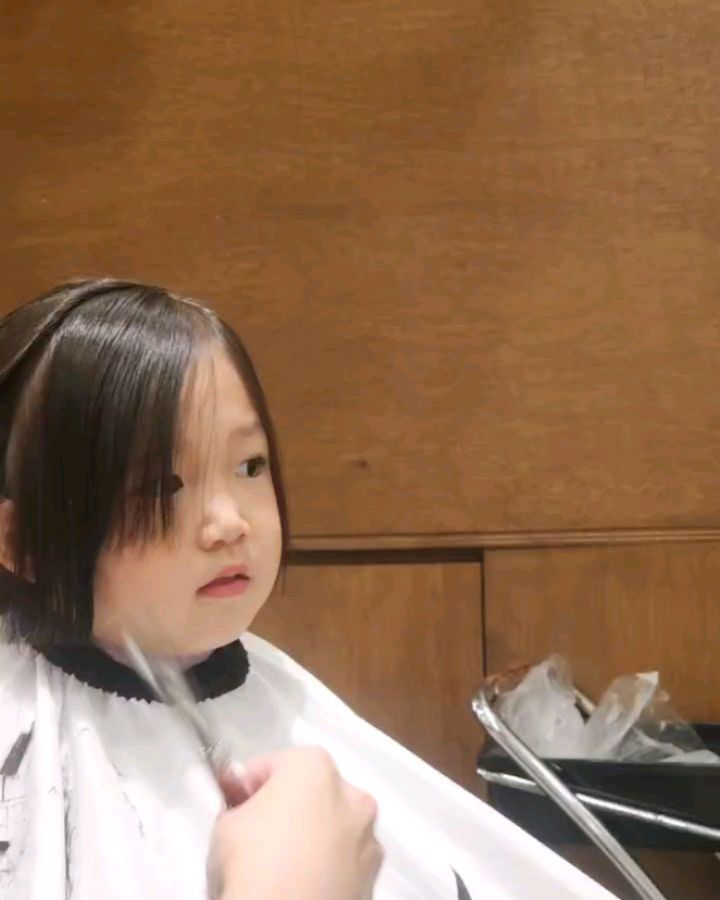 자기주장확실한애..
앞머리는 절대싫고 옆머리만 히메컷으로 자른다고 .... 아무리꼬셔도엎머리는싫댜..

그래서 앞머리없는히메 잘랐더니 아주만족하심 

티가안나는데?
하니까 자기는 알고있으니까 괜찮데
그래 자기만족이 가장중요하긴해 👍